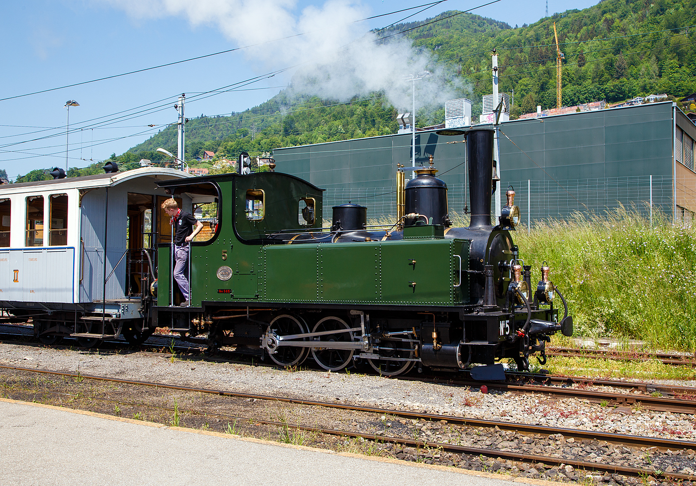 Die kleine aber schöne  ex LEB G 3/3 Nr. 5  Bercher  (Lausanne–Echallens–Bercher-Bahn) der Museumsbahn Blonay–Chamby (BC) steht am 27 Mai 2023 in Blonay mit ihrem Zug zur Abfahrt zum Museum Chaulin bereit.

Die LEB G 3/3 Nr. 5  Bercher ) wurde 1890 von der Elsässische Maschinenbau-Gesellschaft Grafenstaden (später Société Alsacienne de Constructions Mécaniques) unter der Fabriknummer 4172 gebaut und an die Lausanne–Echallens–Bercher-Bahn geliefert. Die EMBG hatte auch zwei Jahre zuvor die baugleiche Nr. 2 geliefert. Die beiden dreiachsigen Tenderlokomotiven trugen die Hauptlast des Verkehrs, bis in den Jahren 1903 und 1905 zwei baugleichen Tenderlokomotiven, die G 3/3 6 „Gros-de-Vaud“ und G 3/3 7 „Talent“ durch die Schweizerische Lokomotiv- und Maschinenfabrik (SLM) in Winterthur abgeliefert wurden. 

Von der YSteC konnte die LEB 1920/1921 die drei 1893 ebenfalls durch die EMBG gebauten Mallet-Lokomotiven G 2x2/2 Nr. 1 bis 3 gebraucht übernehmen. Nun waren die G 3/3 Nr. 2 und 5 nicht mehr gefragt. Während die G 3/3 2 „Échallens“ bereits 1929 verschrottet wurde (seit 1920 war sie bereits abgestellt), die G 3/3 Nr. 5  Bercher  hatte es da etwas besser, sie wurde 1934 an die Firma Energie de l’Ouest Suisse (EOS) für die Baustelle der Staumauer Grande-Dixence verkauf. Nach dem die Arbeiten 1935 erledigt sind geht sie bei der EOS außer Betrieb. Im Jahr 1939 verlässt die Schweiz und geht nach Vorarlberg in Österreich, zu einer Baufirma. Die Baufirma verschenkte 1967 die Lok und sie wurde, wie viele andere Dampflokomotiven zu dieser Zeit, auf einem Kinderspielplatz in der Stadt Feldkirch aufgestellt. Das Ausstellungsobjekt weckte die Aufmerksamkeit einiger Mitarbeiter der Museumsbahn Blonay–Chamby (BC), denen es gelang 1973 diese Lokomotive im Tausch gegen eine andere Lok zu erwerben.

Nach einer Aufarbeitung war die Lokomotive 1985 bis 2005 in Betrieb. Dann musste sie abgestellt werden. 2013/2014 wurde die Lokomotive ein zweites Mal durch die Museumseisenbahner aufgearbeitet. Seit dem Frühling 2015 ist die zweitälteste Schmalspur-Dampflokomotive der Schweiz, die älteste ist die G 3/4 1 „Rhätia  der Rhätischen Bahn (RhB), nach dem Abschluss der Revisionsarbeiten wieder in Betrieb.

TECHNISCHE DATEN der LEB G 3/3 N° 5  Bercher :
Baujahr: 1890
Spurweite: 1.000 mm
Achsformel: C
Länge über Puffer: 6.830 mm
Achsabstand: 1.800 mm (950mm / 850 mm)
Dienstgewicht: 20,4 t
Anzahl der Zylinder: 2
Zylindergröße: Ø 270 mm x 370 mm Kolbenhub
Treibraddurchmesser: 810 mm
Höchstgeschwindigkeit: 25 km/h
Stundenleistung: 150 PS
Kesselüberdruck: 12 bar
Kohlevorrat: 0,8 t
Wasservorrat: 2,2 m³

Die Lausanne–Echallens–Bercher-Bahn, abgekürzt LEB, französisch Chemin de fer Lausanne–Echallens–Bercher, ist eine meterspurige Privatbahn. Die knapp 24 Kilometer lange Strecke führt vom Stadtzentrum von Lausanne (Flon) durch die nördlichen Vororte und weiter nach Echallens und Bercher im Gros de Vaud, dem Waadtländer Hinterland. Die LEB ist eine moderne Vorortbahn, die in Lausanne teilweise unterirdisch verkehrt. Die Züge fahren alle 30 Minuten (zwischen Echallens und Bercher gibt es einige wenige Taktlücken am Vormittag). Werktags wird ein Viertelstundentakt bis Cheseaux angeboten. Von Montag bis Freitag verkehren in Lastrichtung einige beschleunigte Hauptverkehrszüge.