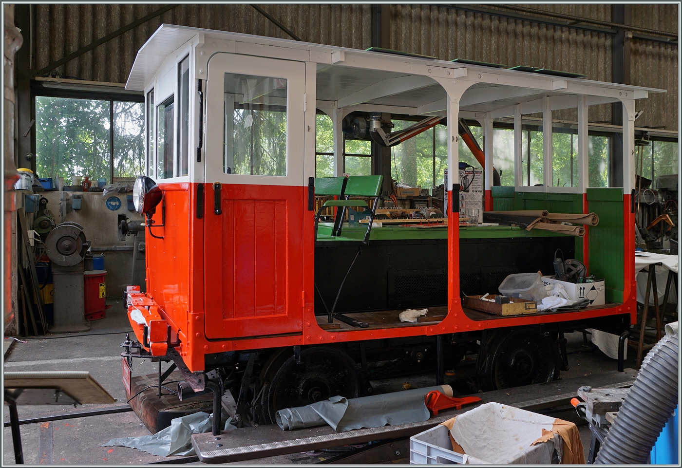 Die kleine Draisine der RB (Reseau Breton) Dm 2/2 N° 3  Biniou  der Blonay-Chamby Bahn wird in Chaulin aufgearbeitet. 

4. August 2024 