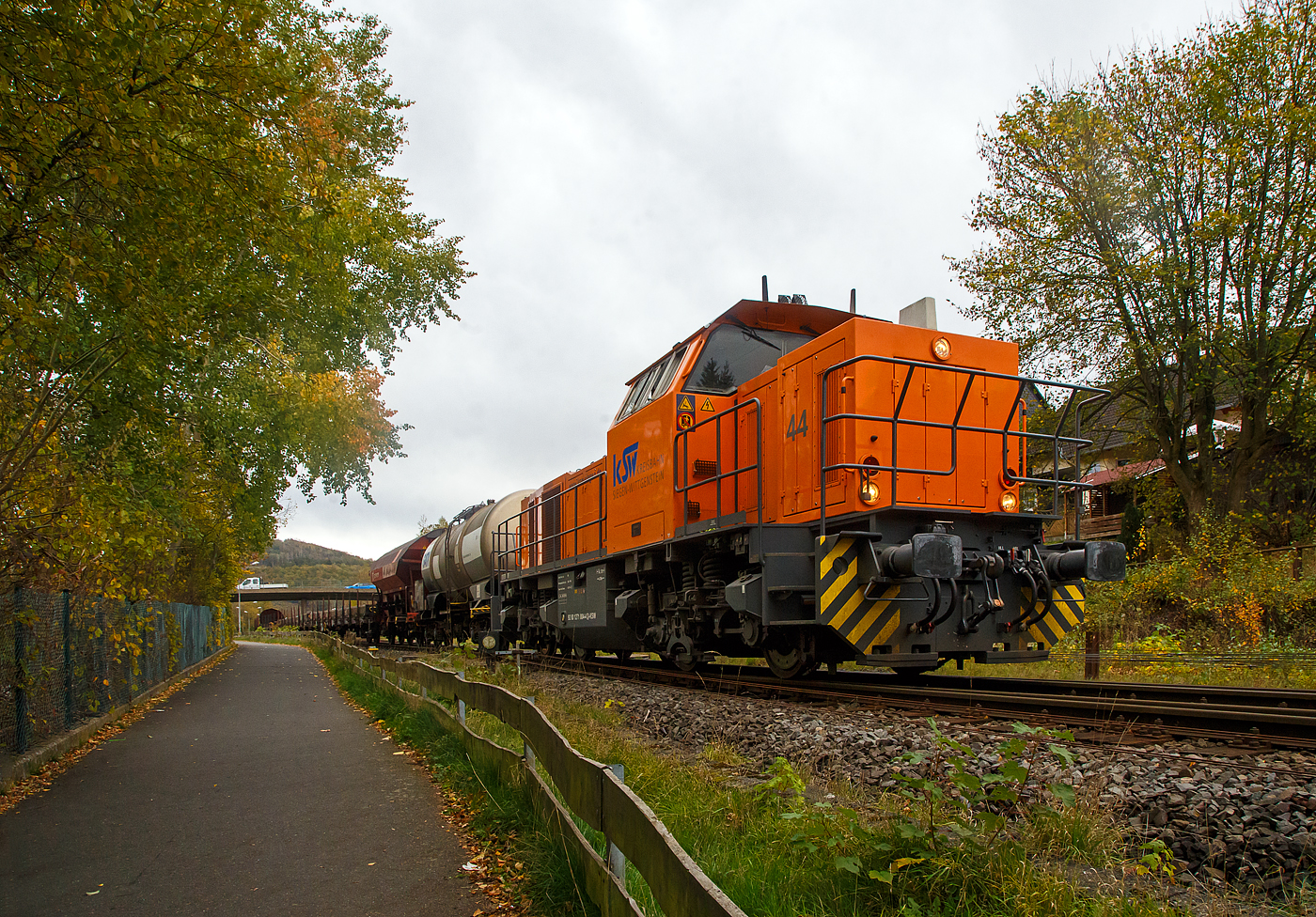 Die KSW 44 (92 80 1271 004-4 D-KSW) eine MaK G 1000 BB der KSW (Kreisbahn Siegen-Wittgenstein), fährt am 03.11.2022 mit einem Übergabezug vom KSW Rangierbahnhof (Freien Grunder Eisenbahn) in Herdorf los. Die KSW bringt solche Wagenzüge (Übergabezüge) an Werktagen täglich (meist nachmittags) über Betzdorf (Sieg) zum DB Rbf Kreuztal. Dort werden dann wieder von der DB Cargo Züge für die einzelnen Bestimmungsorte zusammengestellt und abgefahren.