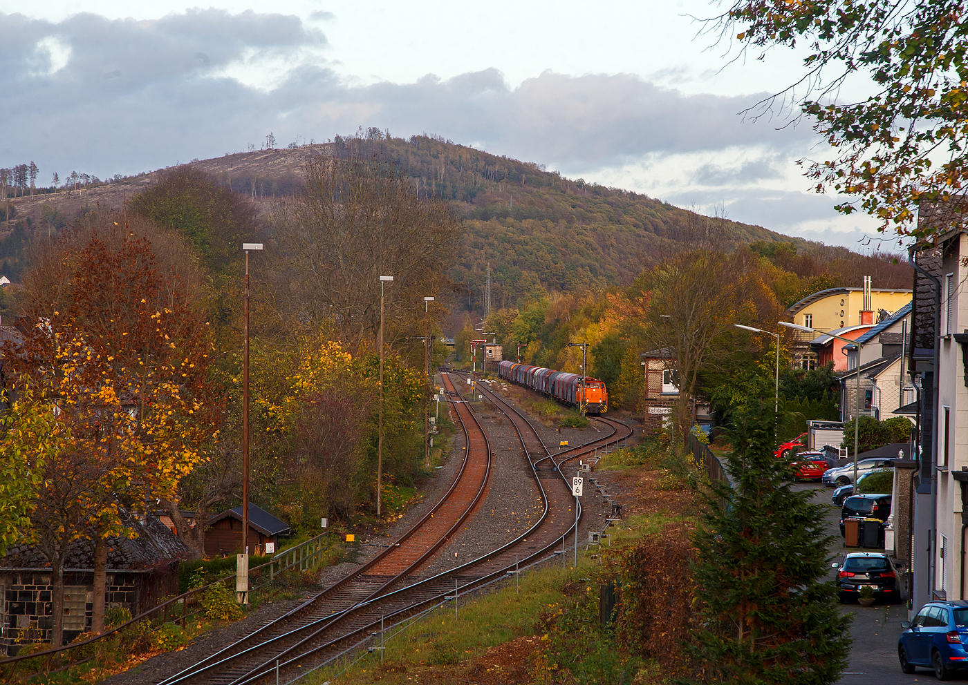 Die KSW 45 (98 80 0276 016-9 D-KSW) eine MaK G 1204 BB der Kreisbahn Siegen-Wittgenstein am 02.11.2022, mit einem langen Übergabezug, in Herdorf. Hier muss sie nun auf Gleis 4 vom Bahnhof Herdorf warten bis die eingleisige Strecke der Hellertalbahn (KBS 462) nach Betzdorf frei ist. Kurz zuvor ist die HLB mit dem RB 96 nach Betzdorf gefahren.