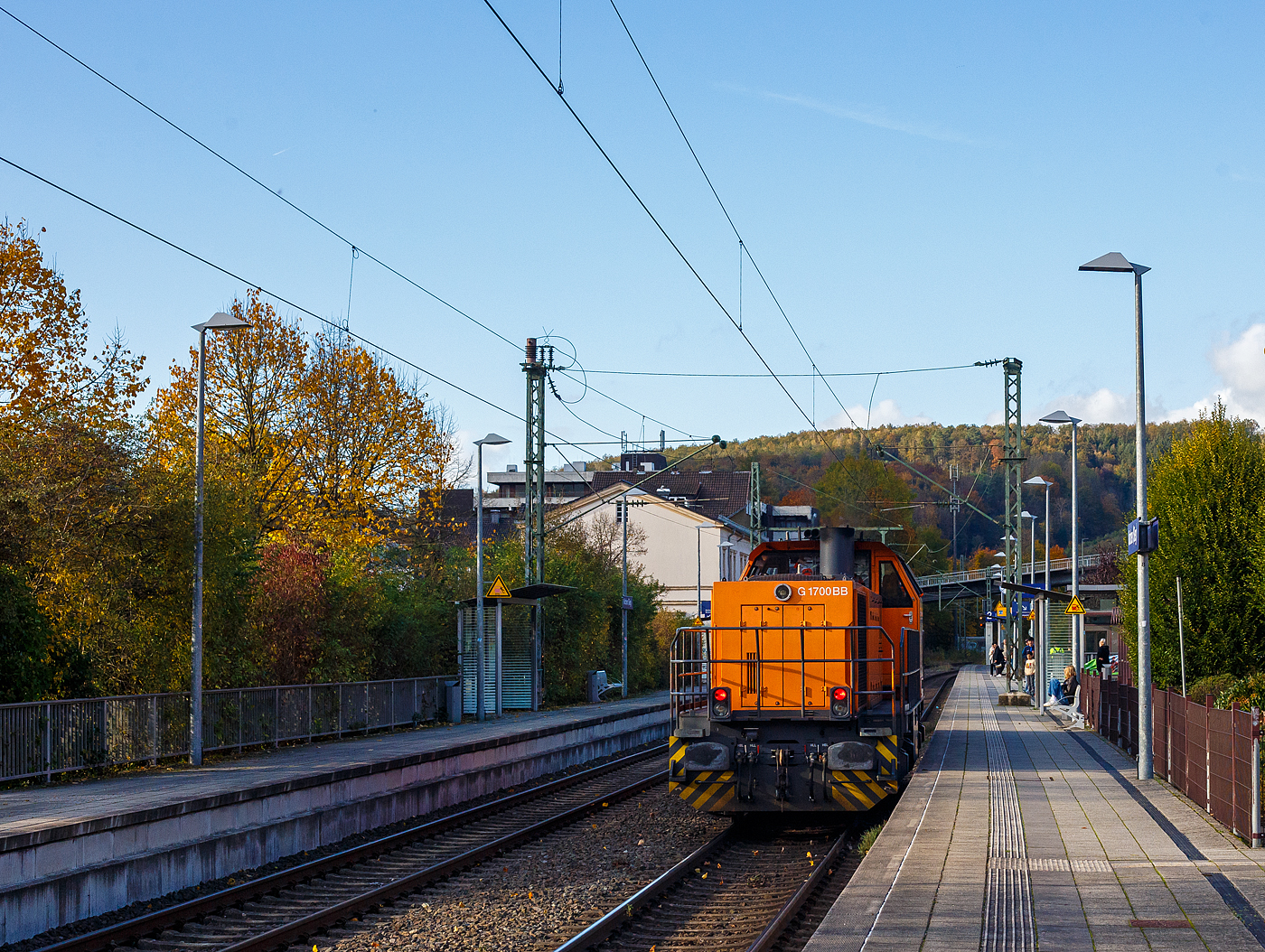 Die KSW 46 bzw. 277 807-4 (92 80 1277 807-4 D-KSW), die Vossloh G 1700-2 BB der KSW (Kreisbahn Siegen-Wittgenstein), fährt am 22 Oktober 2024 als Lz (Lokzug) bzw. auf Tfzf (Triebfahrzeugfahrt) durch Kirchen(Sieg) in Richtung Siegen. Zuvor hatte sie als 2. Lok geholfen einen schweren Coilzug zubringen. 