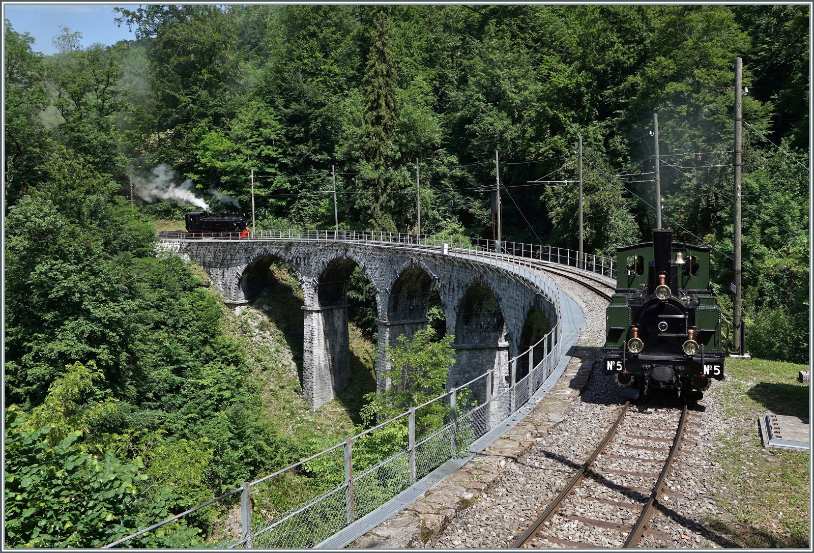 Die LEB G 3/3 N° 5 (Baujahr 1980) verlässt bei Vers Chez Rober den Baye de Clarens Viadukt. 4. Juni 2022