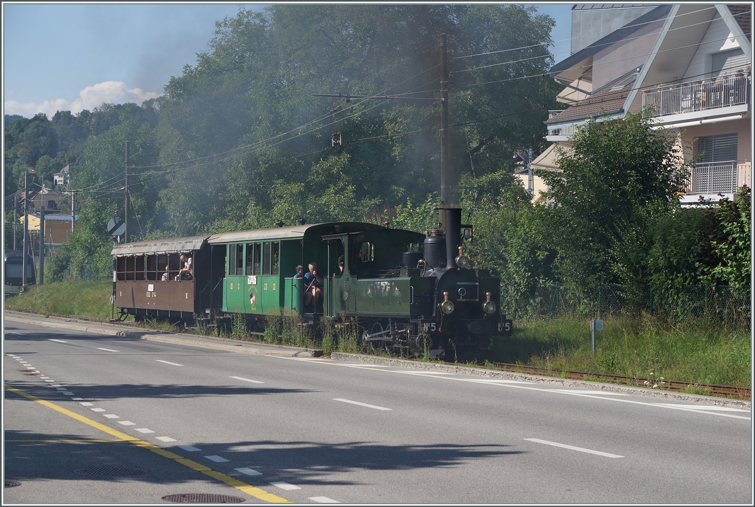 Die LEB G 3/3 N° 5 (Baujahr 1890) der Blonay-Chamby Bahn hat Blonay verlassen und ist nun auf dem Weg nach Chamby. 

22. Juli 2023