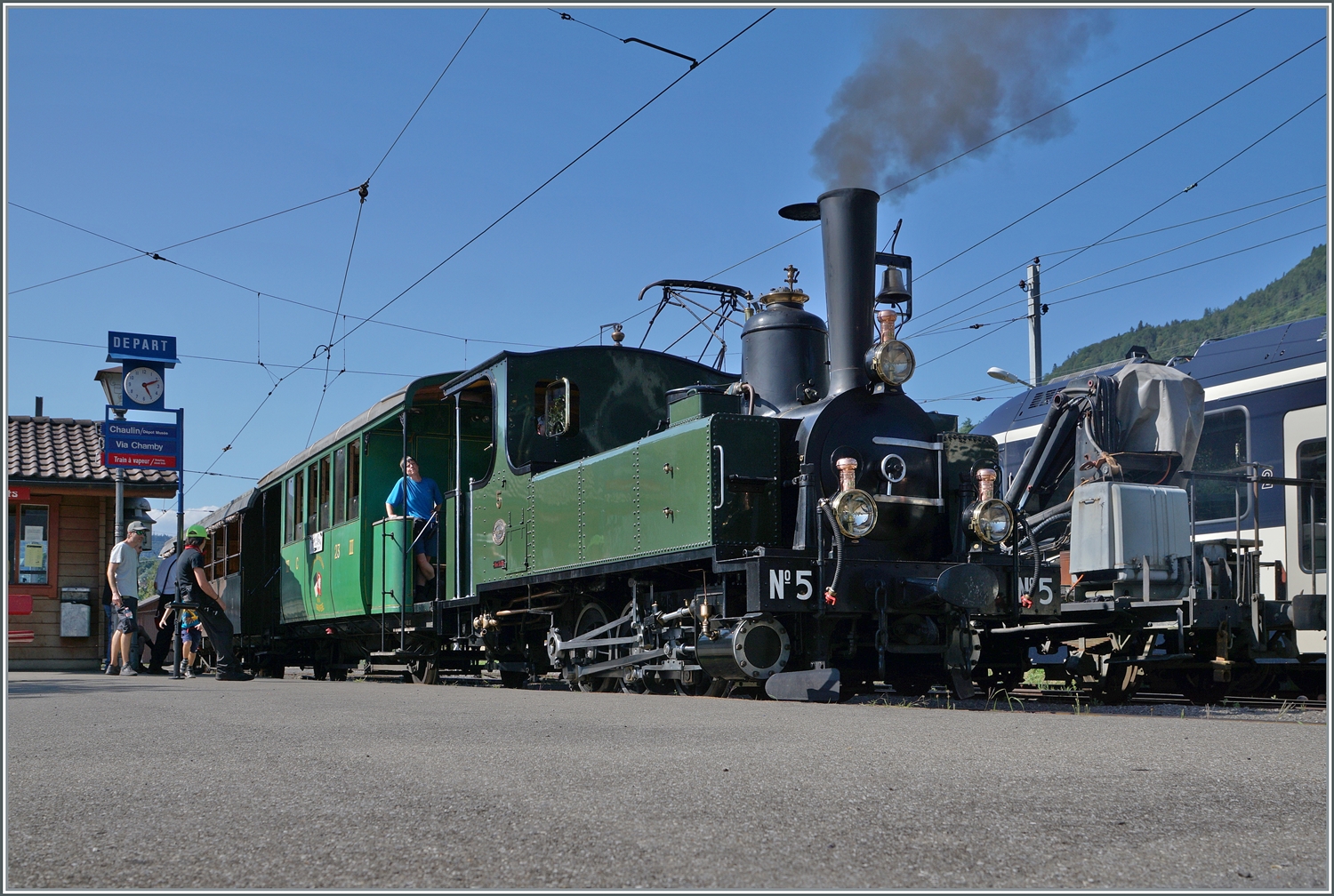 Die LEB G 3/3 N° 5 (Baujahr 1890) der Blonay-Chamby Bahn wartet in Blonay auf die Abfahrt. 

22. Juli 2023 