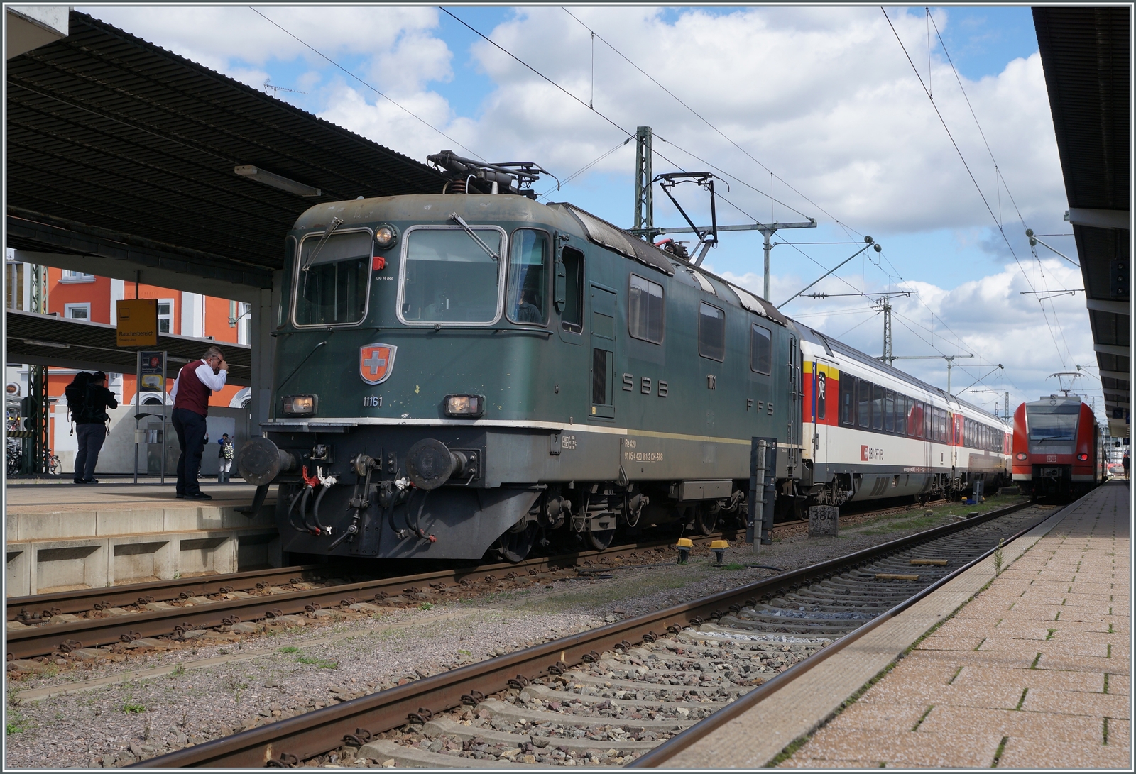 Die letzte grüne SBB P Re 4/4 II 11161 übernimmt in Singen einen IC4 von Stuttgart nach Zürich.

19. Sept. 2022