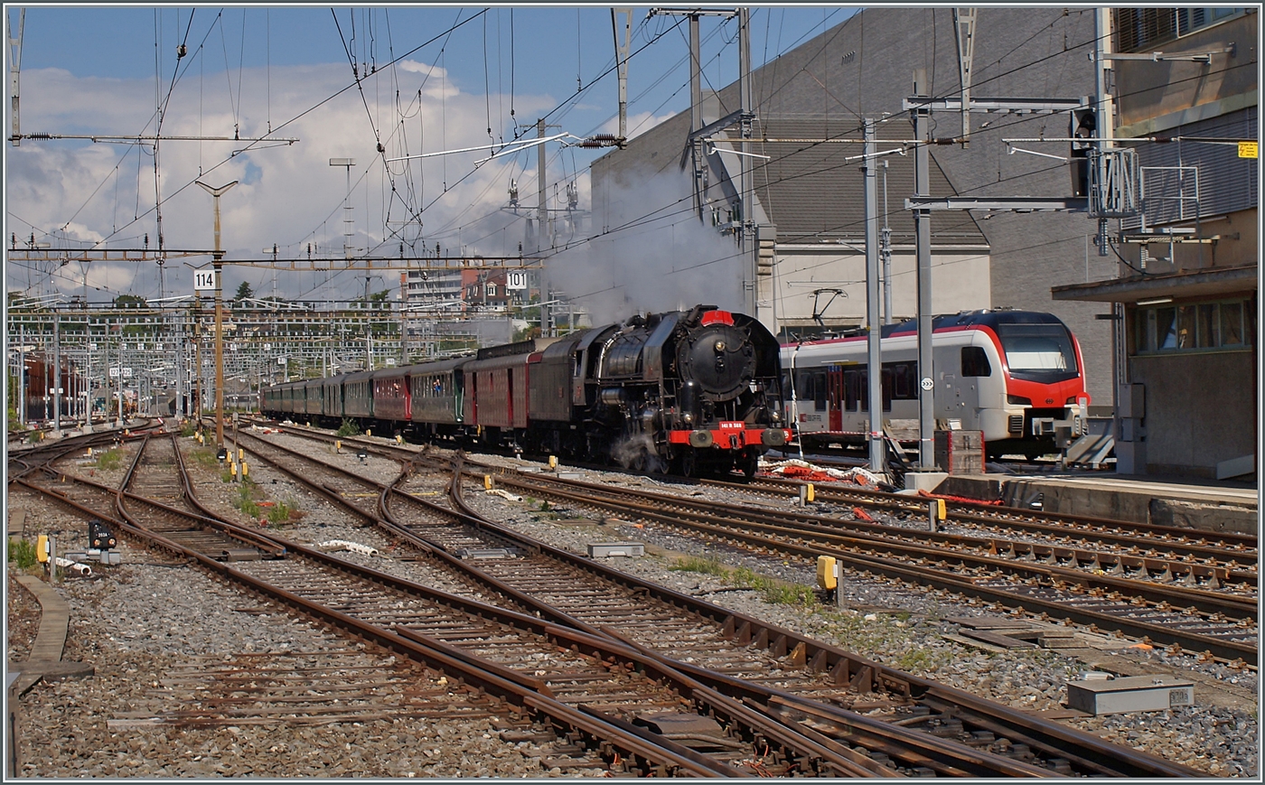 Die mächtige (ex.) SNCF Dampflok 141 R 568 der  L'Association 141R568  erreicht mit ihrem Extrazug von Vallorbe nach Thun den Bahnhof von Lausanne, wo ein kurzer Halt vorgesehen ist. 

25. Mai 2024