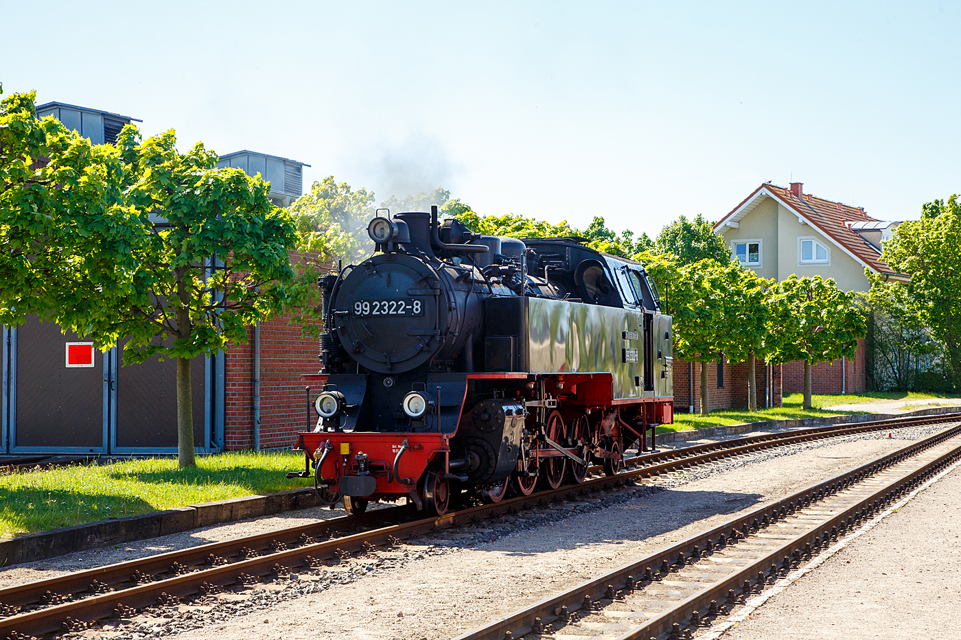 Die MBB 99 2322-8 der Mecklenburgischen Bderbahn Molli am 15 Mai 2022 im Bahnhof Khlungsborn-West beim Umsetzen.

Die 900 mm-Schmalspur-Dampflok der DR-Baureihe 99.32 wurde1932 von O&K - Orenstein & Koppel AG in Berlin-Drewitz unter der Fabriknummer 12401 gebaut und an die DRG - Deutsche Reichsbahn-Gesellschaft als DR 99 322, fr die Bderbahn Bad Doberan–Khlungsborn, geliefert.

Lebenslauf der Lok:
1932  bis 1970 DRG, DRB bzw. DR 99 322
01.06.1970 Umzeichnung in DR 99 2322-8 
01.01.1992 Umzeichnung in DR 099 902-9
01.01.1994 DB 099 902-9 
Seit dem 04.10.1995 Mecklenburgische Bderbahn Molli GmbH, Bad Doberan MBB 99 2322-8

Die Fahrzeuge der Baureihe 99.32 der Deutschen Reichsbahn sind nach den Einheitsgrundstzen gebaute Schmalspur-Lokomotiven fr die Spurweite von 900 mm. Die 1932 fr die Bderbahn Bad Doberan - Khlungsborn beschafften drei Lokomotiven sind bis heute im Einsatz und werden durch eine 2009 von dem Dampflokwerk Meiningen nachgebaute Lokomotive dabei ergnzt.

Das steigende Verkehrsaufkommen auf der Bahnstrecke zwischen Bad Doberan und Khlungsborn fhrte die 1923 beschafften Lokomotiven der Baureihe 99.31 an ihre Leistungsgrenze. Die Deutsche Reichsbahn bestellte deshalb bei Orenstein & Koppel drei Lokomotiven der Bauart 1'D1' h2 zur Erweiterung des Fahrzeugparks. Dabei sollte sich das Unternehmen bei der Konstruktion an die Baugrundstze und Normen der Einheitslokomotiven orientieren. Ursprnglich waren die Lokomotiven im Typen-Programm nicht vorgesehen. Die Verwendung vieler standardisierter Baugruppen erlaubt jedoch die Verwendung des Begriffs Einheitslokomotive. Die drei Lokomotiven wurden 1932 ausgeliefert. Zur Verkrzung der Reisezeit wurden die Fahrzeuge fr eine Geschwindigkeit von 50 km/h ausgelegt. Damit sind sie neben der NWE Nr. 21 (HSB 99 6001) die einzigen deutschen Schmalspurdampflokomotiven mit einer solchen Hchstgeschwindigkeit.

Mit der Einfhrung der EDV-Nummern erhielten die Lokomotiven 1970 die neue Loknummern 99 2321-0, 99 2322-8 und 99 2323-6. In der Mitte 1970er Jahre erhielten die 99 2322 und 99 2323 geschweite Stahlzylinder statt der abgenutzten Graugusszylinder. Bei der 99 2321 erfolgte der Tausch Ende der 1980er Jahre. Mit der Einfhrung des Nummernschemas der Deutschen Bundesbahn zum 1. Januar 1992 erhielten die Lokomotiven die Betriebsnummern 099 901-1, 099 902-9 und 099 903-7. Mit der Betriebsbernahme der Mecklenburgischen Bderbahn Molli GmbH & Co. KG zum 1. Oktober 1995 kamen die Lokomotiven zu dieser Gesellschaft und erhielten ihre vorherigen EDV-Nummern zurck.

Zwischen 1994 und 1997 wurden alle Lokomotiven im Dampflokwerk Meiningen einer Generalinstandsetzung unterzogen. Dabei erhielten die Lokomotiven geschweite Kessel, neue Wasserksten und Radreifen. Bei der Hauptuntersuchung im Zeitraum 2003 bis 2006 erhielten die Lokomotiven neue geschweite Blechrahmen. An der 99 2322-6 erprobte man von 2003 bis 2006 Rollenachslager. Diese bewhrten sich jedoch nicht.

Da die noch betriebsfhige Lokomotive der Baureihe 99.33 (99 331) den Anforderungen des Sommerfahrplans nicht gewachsen ist, aber eine weitere leistungsfhige Lok bentigt wurde, entschloss man sich, eine Lokomotive der Baureihe 99.32 auf der Basis der bisherigen konstruktiven Verbesserungen nachzubauen. Die im Dampflokwerk Meiningen hergestellte Lokomotive 99 2324-4 wurde 2009 in Dienst gestellt.

Konstruktive Merkmale:
Abweichend von den Bauprinzipien der Einheitslokomotiven verfgten die Lokomotiven ber einen genieteten Blechrahmen mit Lngs- und Querversteifungen statt eines Barrenrahmens. Seit der von 2003 bis 2006 durchgefhrten Hauptuntersuchung besitzen die Lokomotiven einen geschweiten Blechrahmen.

Der genietete Langkessel besteht aus zwei Schssen. Der Dampfdom mit dem Schmidt & Wagner-Nassdampfregler sitzt auf dem zweiten Schuss, whrend der Sandkasten auf dem ersten sitzt. Der fr Nass- und Heidampf getrennte Dampfsammelkasten befindet sich in der Rauchkammer. Beim Rauchrohrberhitzer verwendet man einen ungewhnlichen Rohrspiegel. Vier Heizrohren stehen 69 Rauchrohre gegenber. Die Ackermann-Sicherheitsventile sitzen auf dem Stehkesselscheitel. 1994 bis 1997 erhielten die Lokomotiven neu konstruierte geschweite Stahlkessel.

Das auenliegende waagerecht angeordnete Zweizylinder-Heidampftriebwerk arbeitet auf die dritte Kuppelachse. Die ursprnglichen Graugusszylinder wurden ab Mitte der 1970er Jahre durch geschweite Stahlzylinder ersetzt. Die auenliegende Heusinger-Steuerung besitzt eine Kuhnsche Schleife. Die ursprnglichen Regelkolbenschieber wurden spter durch Mller-Druckausgleich-Kolbenschieber ersetzt. Heute kommen Trofimoff-Schieber der Bauart Grlitz zur Anwendung.

Das Laufwerk ist an vier Punkten abgesttzt. Die Blattfederpakete der Kuppelradstze liegen unterhalb der Achslager. Die Laufradstze werden oberhalb der Achslager abgefedert. Die Federn der beiden ueren Radstze sowie des benachbarten Laufradsatzes sind jeweils durch Ausgleichshebel verbunden. Die Laufradstze sind als Bisselachsen mit 20 mm Seitenverschiebbarkeit ausgelegt. Die dritte Kuppelachse hat eine Spurkranzschwchung.

Als Lokomotivbremse dient eine Knorr-Zweikammer-Druckluftbremse. Alle Kuppelrder werden von vorn gebremst. Die Luftpumpe befindet sich rechts neben der Rauchkammer. Die Luftbehlter befinden sich auf beiden Seiten unter dem hinteren Wasserkasten.

Die Borsig-Druckluftsandeinrichtung sandet bei Vorwrtsfahrt die ersten beiden Radstze und bei Rckwrtsfahrt die zweite und dritte Achse. Zur besseren Sicherung der Zugfahrt verfgten die Maschinen ber ein Knorr-Druckluftlutewerk vor dem Schornstein und auf dem Kohlekasten. Wegen Lrmbeschwerden der Anwohner bei der Stadtdurchfahrt von Bad Doberan wurde das hintere Lutewerk spter entfernt. Ein Dampfturbogenerator hinter dem Schornstein erzeugt eine Leistung von 5 kW bei 85 V. Die Lokomotive verfgt ber eine Dampfheizungsanlage.

Das Kesselwasser ist in Wasserksten vor dem Fhrerhaus entlang des Langkessels untergebracht. Der Kohlevorrat befindet sich in einem Kohlekasten hinter dem Fhrerhaus.

Auf Grund des eingeschrnkten Lichtraumprofils musste der obere Teil des Fhrerhauses stark abgeschrgt werden.

TECHNISCHE DATEN:
Anzahl:  4
Hersteller: Orenstein & Koppel, DLW Meiningen
Baujahre: 1932, 2008
Bauart: 1’D1’ h2t
Gattung: K 46.8
Spurweite:  900 mm
Lnge ber Puffer: 10.595 mm
Hhe: 3.400 mm
Gesamtradstand: 8.075 mm
Leergewicht: 35,15 t
Dienstgewicht: 43,68 t
Hchstgeschwindigkeit: 50 km/h
Indizierte Leistung: 460 PSi / 338 kW
Anfahrzugkraft: 59,33 kN
Kuppelraddurchmesser: 1.100 mm
Laufraddurchmesser: 550 mm (vorn und hinten)
Steuerungsart:  Heusinger auenliegend
Zylinderanzahl:  2
Zylinderdurchmesser: 380 mm
Kolbenhub: 550 mm
Kesselberdruck: 14 bar
Anzahl der Heizrohre: 4
Anzahl der Rauchrohre: 69
Heizrohrlnge: 3.500 mm
Rostflche: 1,60 m
Strahlungsheizflche: 5,80 m
Rohrheizflche: 54,74 m
berhitzerflche: 30,60 m
Verdampfungsheizflche: 60,54 m
Wasservorrat: 4,25 m
Brennstoffvorrat: 1,7 t Kohle
Lokbremse: Knorr-Zweikammer-Druckluftbremse
Zugheizung: Dampf