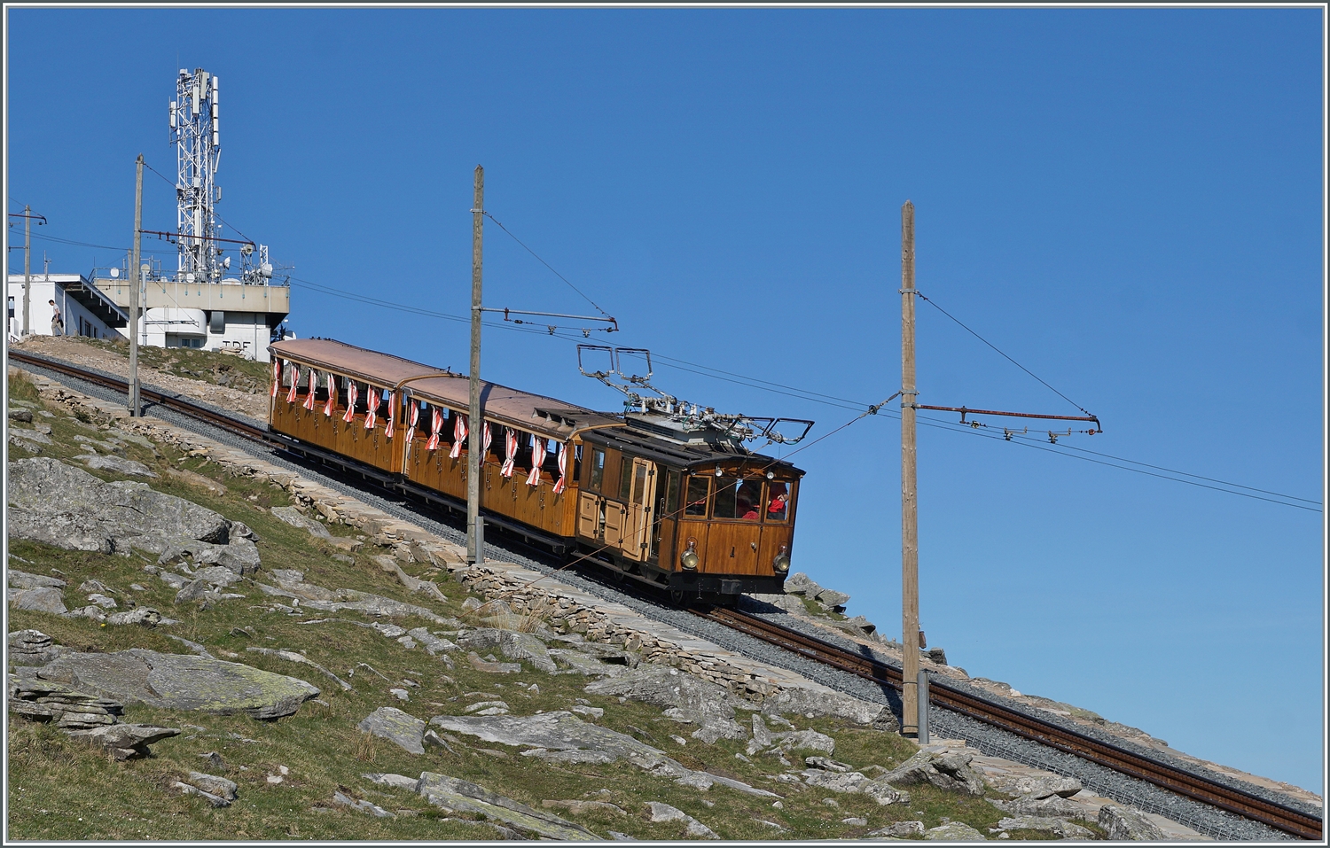 Die mit Drehstrom betriebene He 2/2 des ersten Zuges hat die Gipfelstation verlassen und und fährt nun Talswärts, wobei mit  Tal  in diesem Fall der Passübergang Col de Saint-Ignace auf 198 müM gemeint ist. Dort fragte ich einen Lokführer wie die Lok heisst -  Lokomotive , war die Antwort: He 2/2 oder ähnliches löste nur Kopfschütteln aus. Internetnachforschungen ergaben, dass die He 2/2 1 - 4 1914 von der SLM und BBC unter der Fabriknummer 2428 - 2431 gebaut wurden, in Betrieb kamen sie mit der Eröffnung der Bahn 1924. Die Lok He 2/2 3 war ab 1938 bei der Bergbahn Luchon Superbagnères im Einsatz. Heute sind sechs von sieben Loks bei der Chemin de La Rhune im Einsatz, sind doch nach der Stilllegung der Bergbahn Luchon Superbagnères die von der SLM mit den Fabriknummern 2233 -2235 gebauten He 2/2 zur Chemin de La Rhune gekommen, wobei die H 2/2 4 verunfallte. 

12. April 2024