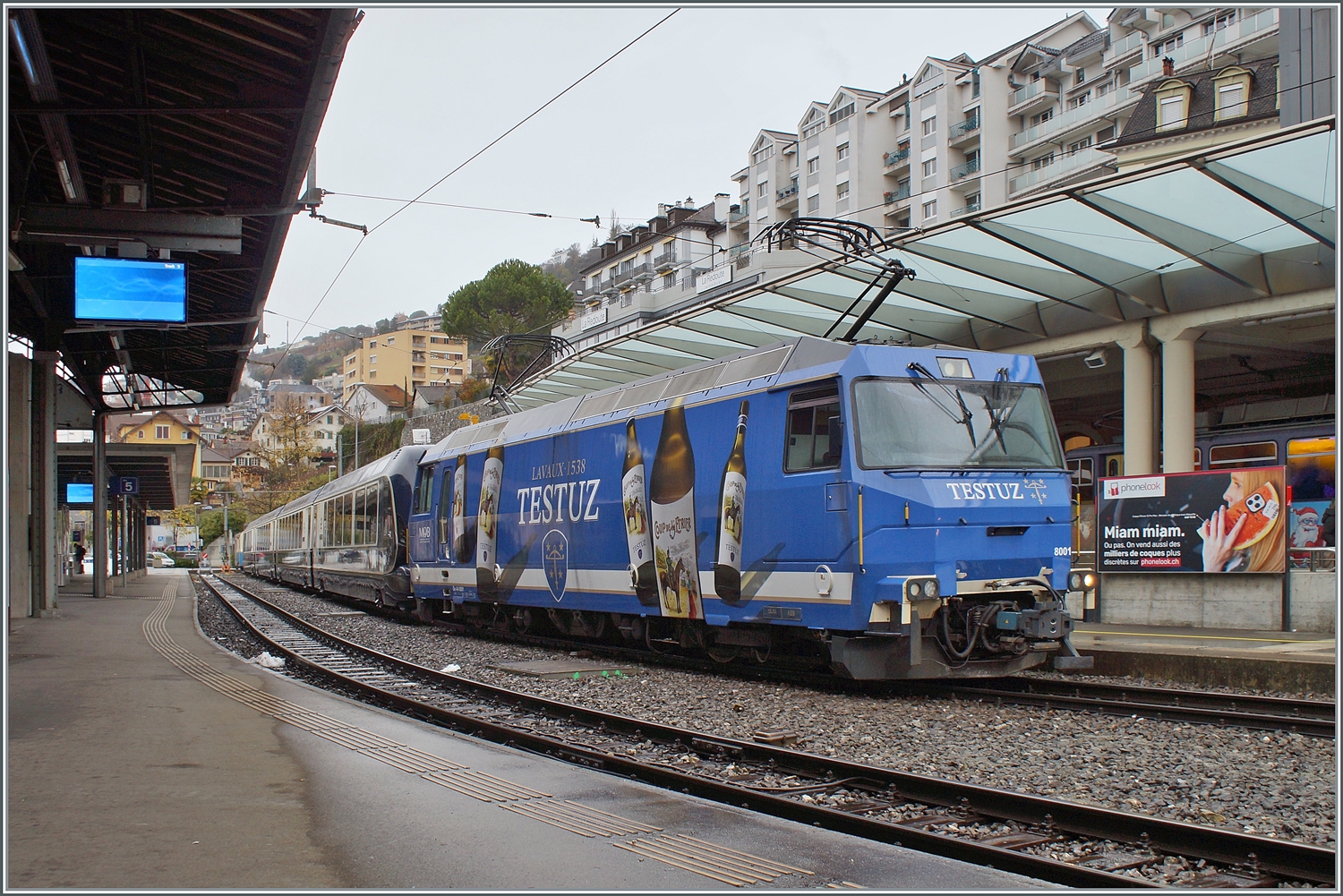 Die MOB Ge 4/4 8001 in fast traditionellem MOB Blau wartet mit ihrem GPX (GoldenPassExpress) in Montreux gut zwei Tage zu früh auf die Abfahrt nach Interlaken Ost.

9. Dezember 2022