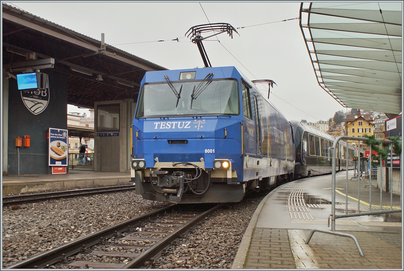 Die MOB Ge 4/4 8001 in fast traditionellem MOB Blau wartet mit ihrem GPX (GoldenPassExpress) in Montreux gut zwei Tage zu früh auf die Abfahrt nach Interlaken Ost.

9. Dezember 2022 