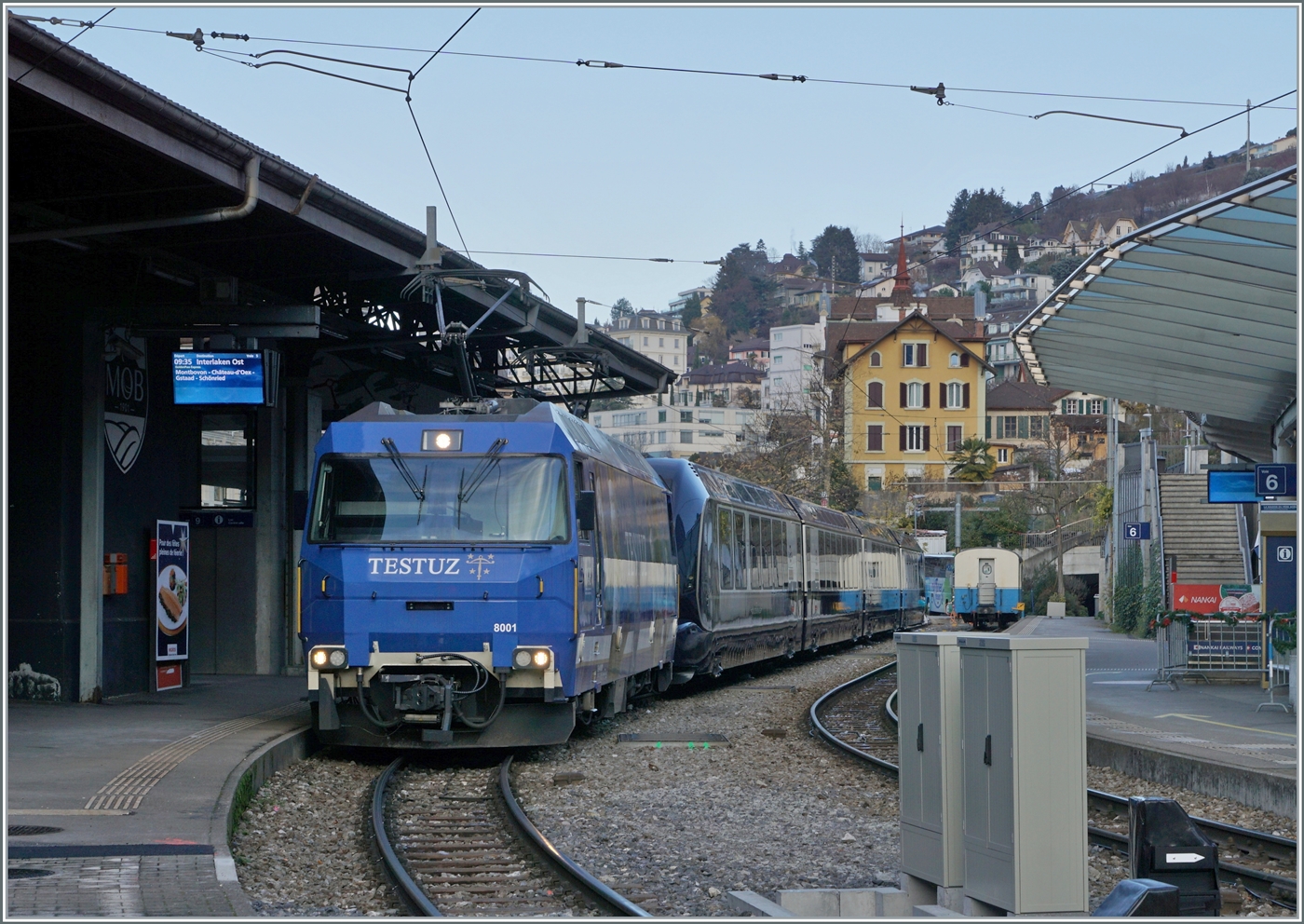 Die MOB Ge 4/4 8001 wartet mit den Spurwechselwagen Classe Prestige und 2. Klasse (96 85 8300 184-5 CH-MOB), dem 2. Klasse Wagen 96 85 8300 284-3 CH-MOB) dem 1. Klasse Wagen 96 85 8300 194-4 CH-MOB), dem Schlusswagen mit 1. Klasse und Classe Prestige (96 85 8300 184-5 CH-MOB) als GPX GoldenPass Express 4068 in Montreux auf die Abfahrt nach Interlaken Ost. Wie aus den Wagenreihung hervorgeht, führt der Zug keinen Speisewagen. Besonders in der Classe Prestige und auch in der 1. Klasse regionale Köstlichkeiten am Platz serviert, wie z.B. Wein, Käse und Kaviar Kaviar? Nun, allem Anschein nach stammt der Kaviar aus Frutigen, und das ist ja praktisch im Einzugsgebiet des GPX...

11. Dezember 2022