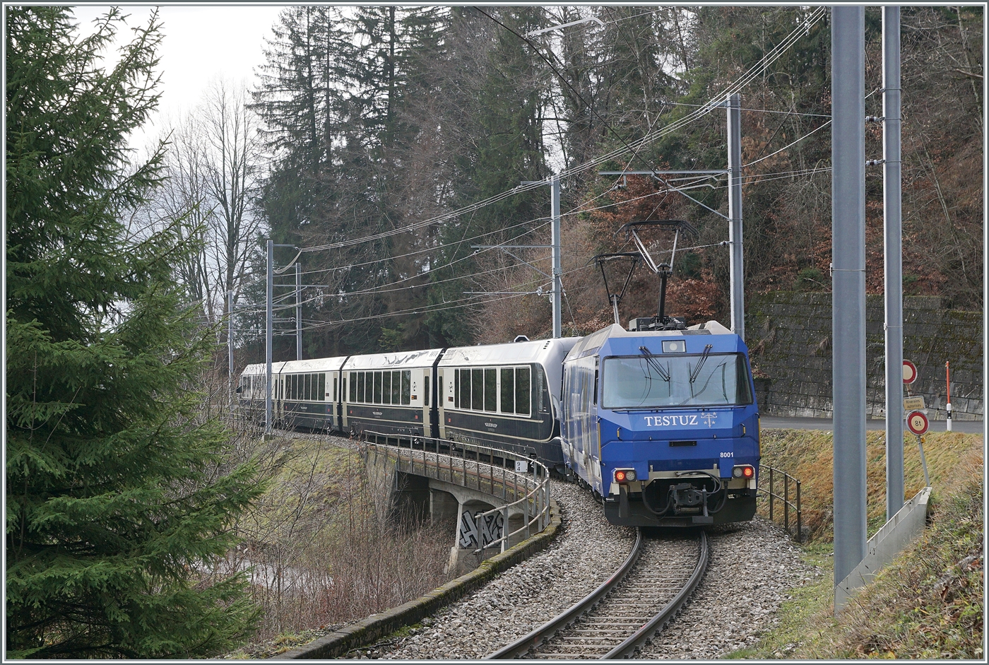 Die MOB Ge 4/4 8001 ist als Schublok mit dem GoldenPass Express 4065 von Interlaken nach Montreux unterwegs. Die Ge 4/4 8001 hat den Zug in Zweisimmen bernommen und rollt nun kurz nach der 93 Meter langen Pont Gardiol, welche den Bois des Chenaux berbrckt, ihrem Ziel Montreux entgegen.

4. Januar 2023