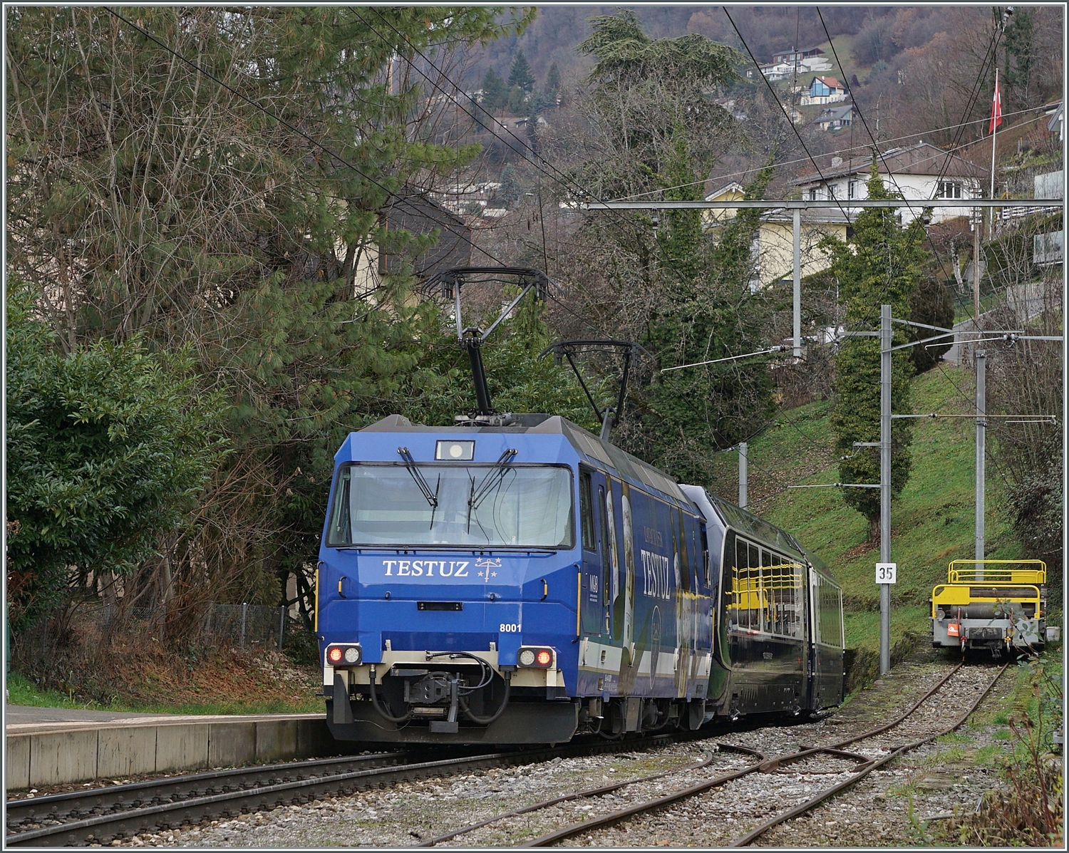 Die MOB Ge 4/4 8001 passiert mit ihrem GoldenPass Express GPX 4065 von Interlaken Ost nach Montreux bei Kilometer 3.3 den Bahnhof Fontanivent; wird also bald sein Ziel erreicht haben. Erfreulicherweise ist der Zug in allen drei Klassen recht gut besetzt und pünktlich. 

4. Januar 2023 