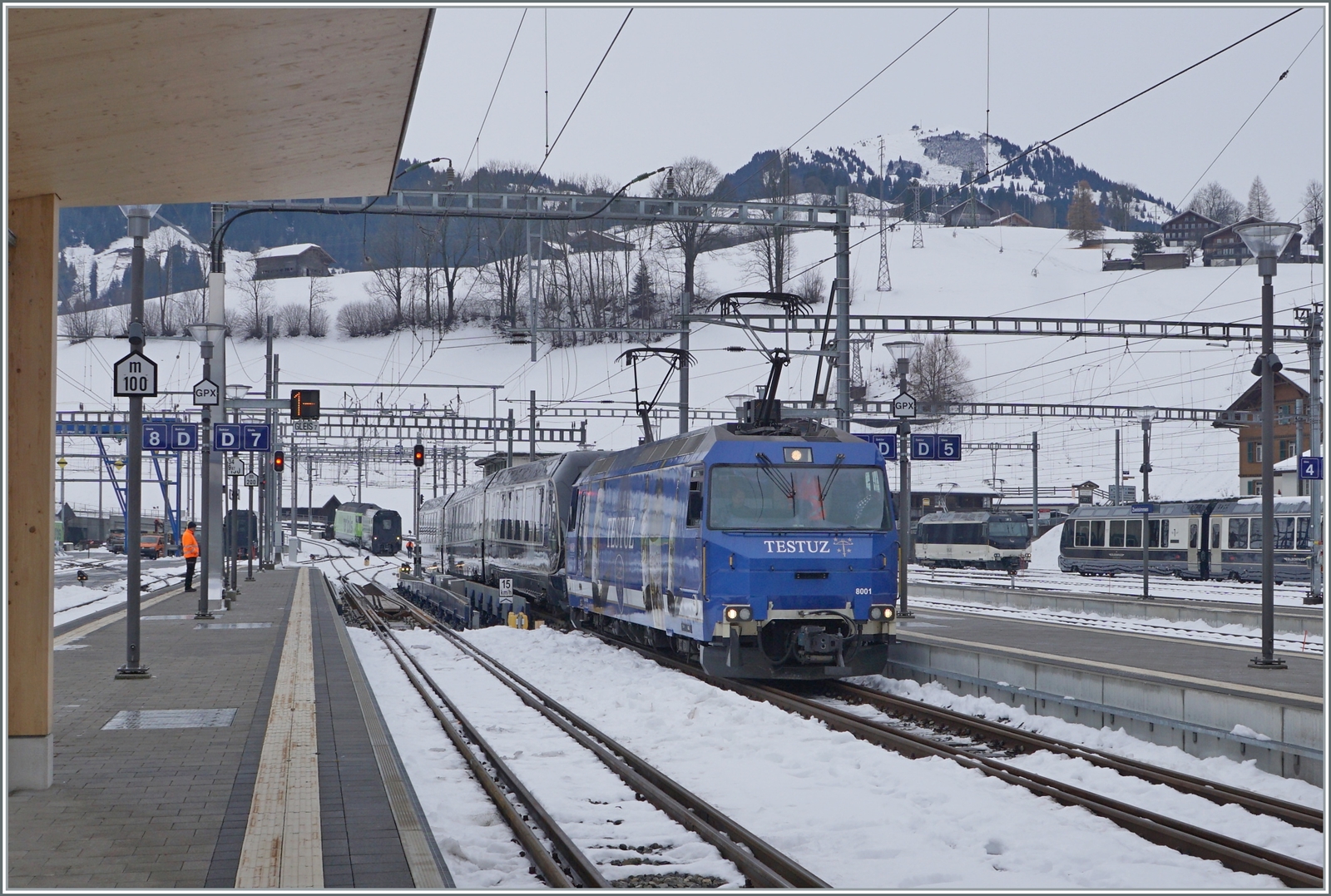 Die MOB Ge 4/4 8001 fährt mit dem GolenPass Express GPX 4068 in Zweisimmen durch die Spurwechselanlage. Die sichtlich etwas höheren Wagen sind bereists umgespurt. 

15. Dez. 2022