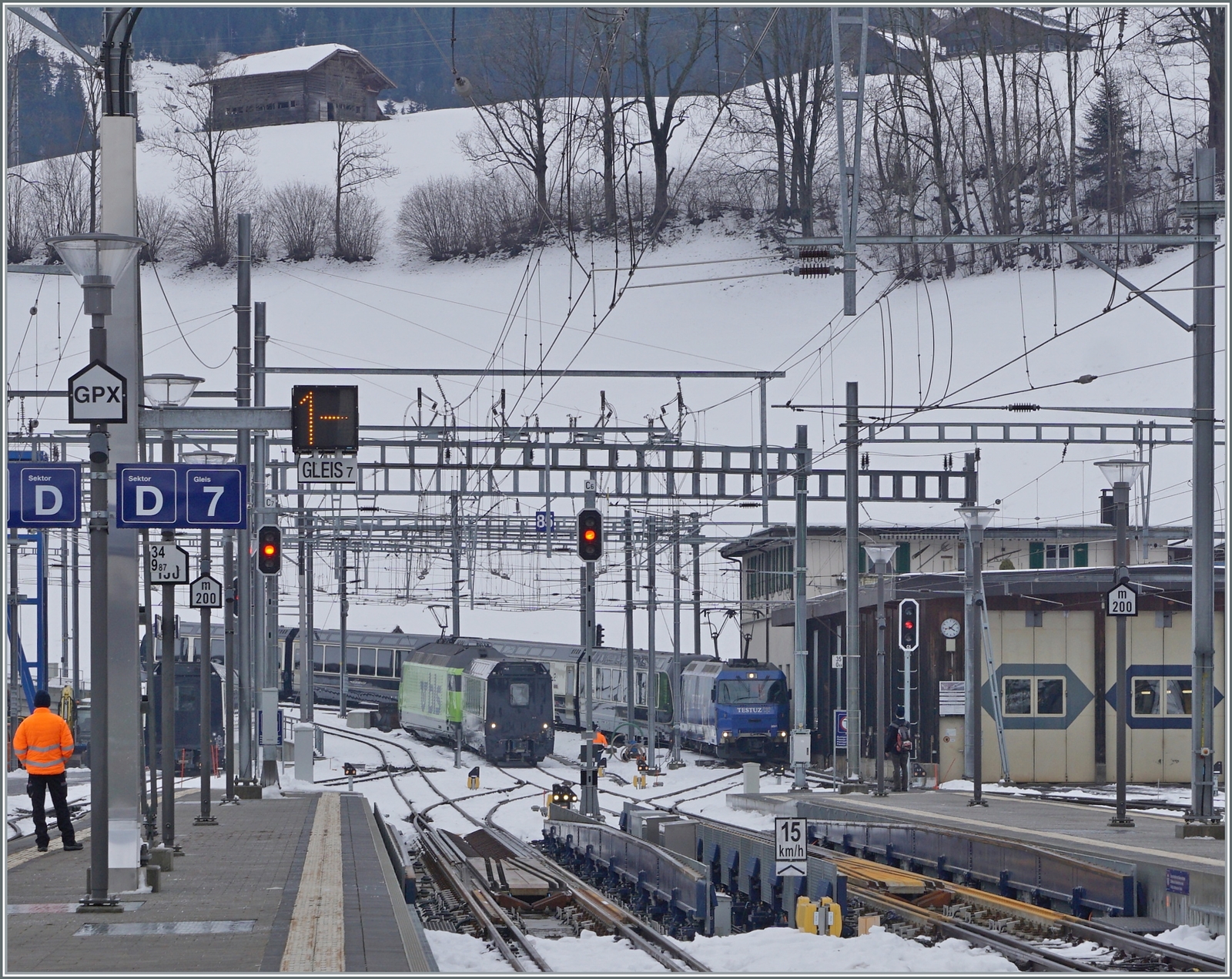 Die MOB Ge 4/4 8001 erreicht mit dem GolenPass Express GPX 4068 von Montreux kommend Zweisimmen. 

15. Dez. 2022