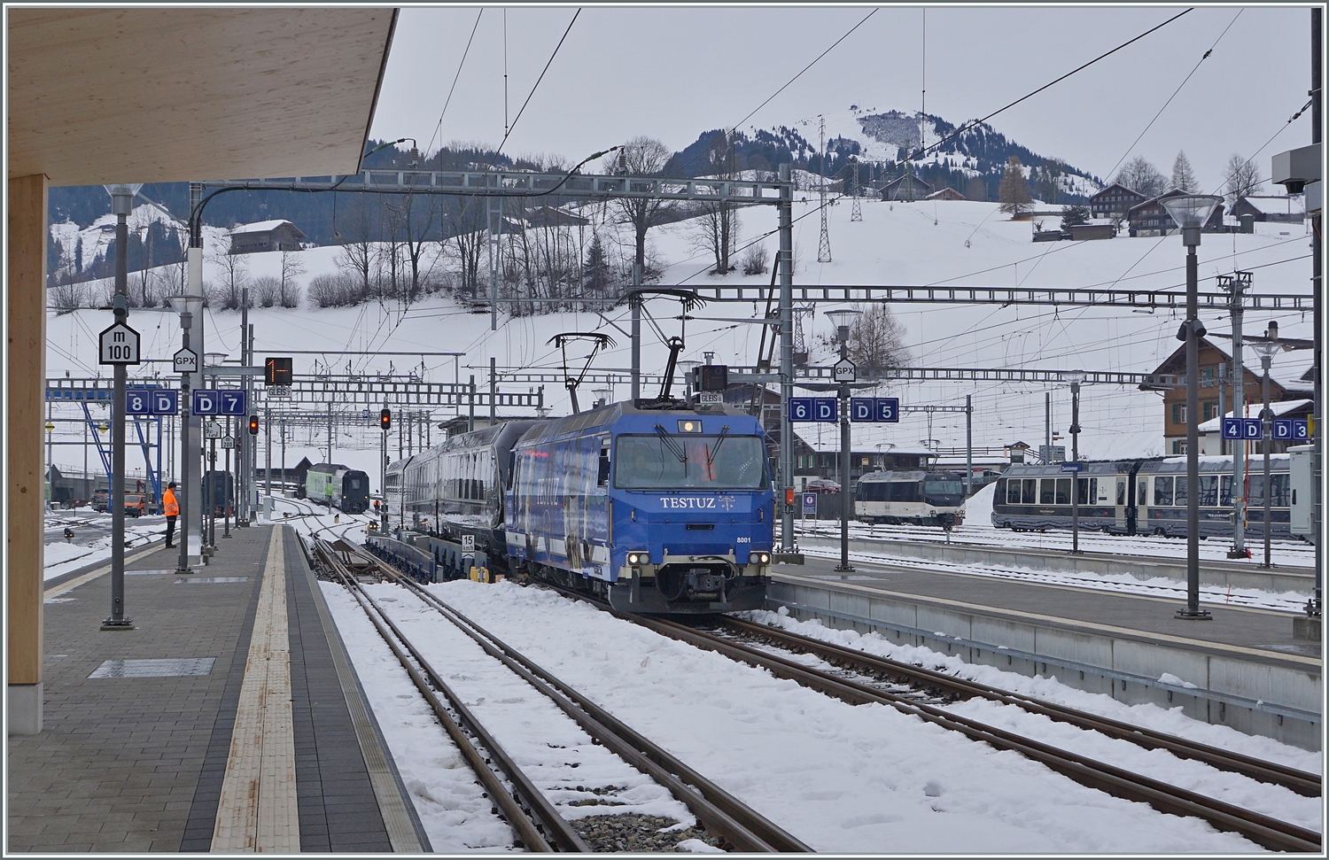 Die MOB Ge 4/4 8001 erreicht mit ihrem GPX 4068 von Montreux nach Interlaken Ost den Spurwechselbahnhof Zweisimmen. 

15. Dez. 2022
 