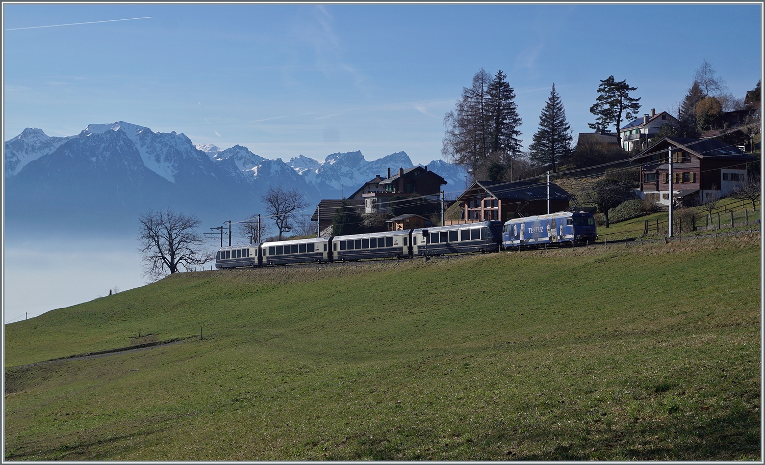 Die MOB Ge 4/4 8001 ist bei Les Avants mit ihrem GoldenPass Express GPX auf dem Weg von Montreux nach Interlaken Ost.

28. Jan. 2024