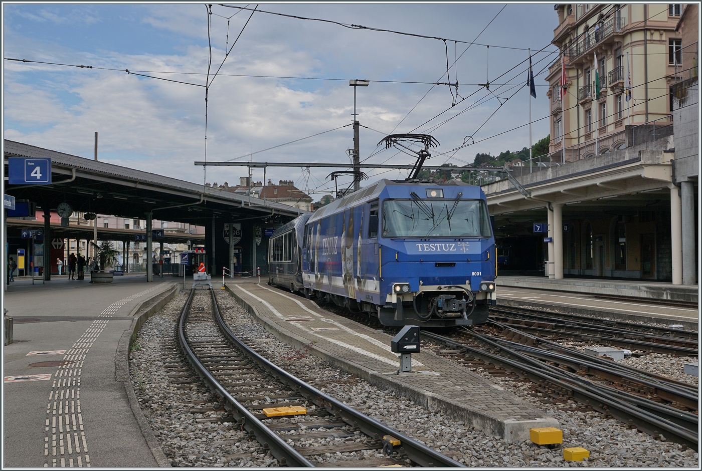 Die MOB Ge 4/4 8001 verlsst mit dem GoldenPass Express GPX 4068 nach Interlaken Ost den  Bahnhof von Montreux. 

15. Juli 2024