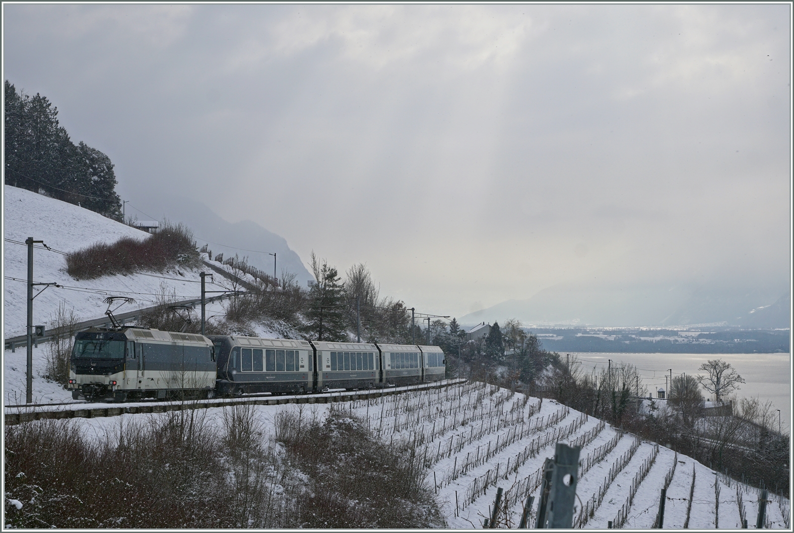 Die MOB Ge 4/4 8002 hat mit dem GPX 4065 Planchamp hinter sich gelassen und wird in Kürze Montreux erreichen, rechts im Bild ist bereits ein Stück vom Genfer See zu erkennen. 

22. Januar 2022