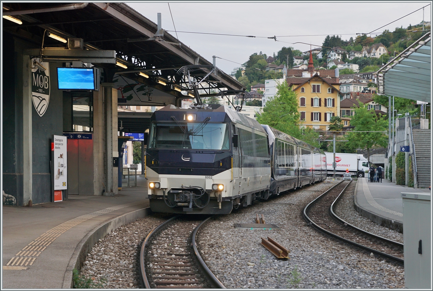 Die MOB Ge 4/4 8002 wartet mit dem GoldenPass Express GPX in Montreux auf die Abfahrt. 30. Aug. 2023