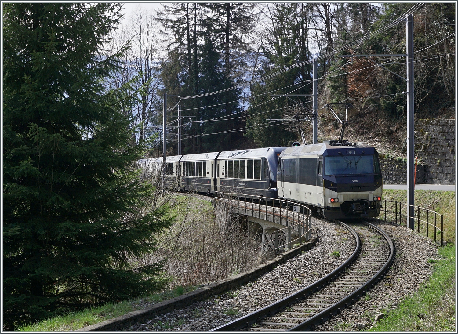 Die MOB Ge 4/4 8002 schiebt kurz vor Sendy-Sollard ihren GoldenPass Express in Richtung Montreux.

22. März 2024