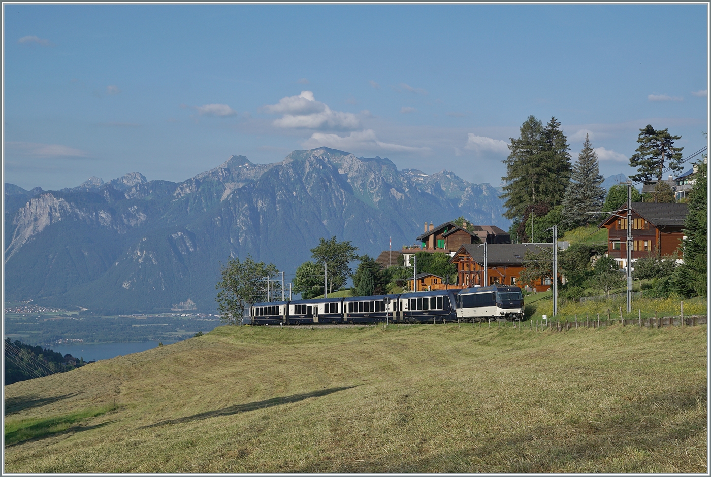 Die MOB Ge 4/4 8002 ist mit ihrem GPX bei Les Avants auf dem Weg in Richtung Interlaken Ost, wobei ab Zweisimmen eine BLS Re 465 den Umspurzug übernehmen wird.
Eine Bildvariante eines bereits gezeigten Bides mit wesentlich mehr Landschaft. 

28. Juni 2024