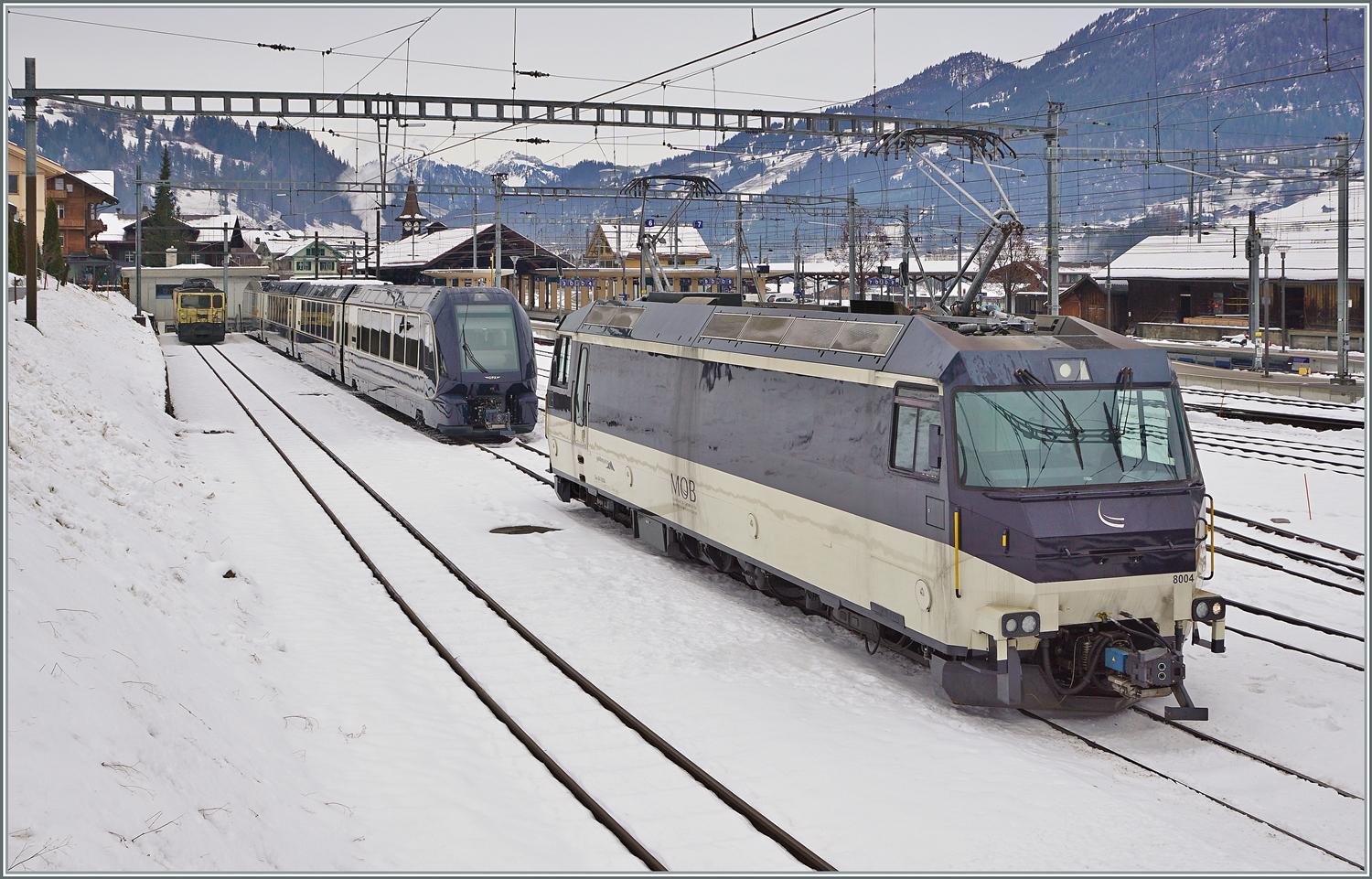 Die MOB Ge 4/4 8003 wartet in Zweisimmen auf eine nächsten Einsatz bzw steht als Reservelok für den GPX bereit.

Vom 11. Dez. 2022 bis 10. Juni 2023 bietet die MOB und BLS pro Richtung nur eine GoldenPass Verbindung an, folglich werden die bereits gelieferten aber noch nicht benötigten Wagen in Zweisimmen, wie im Hintergrund zu sehen, abgestellt.

15. Dezember 2022 