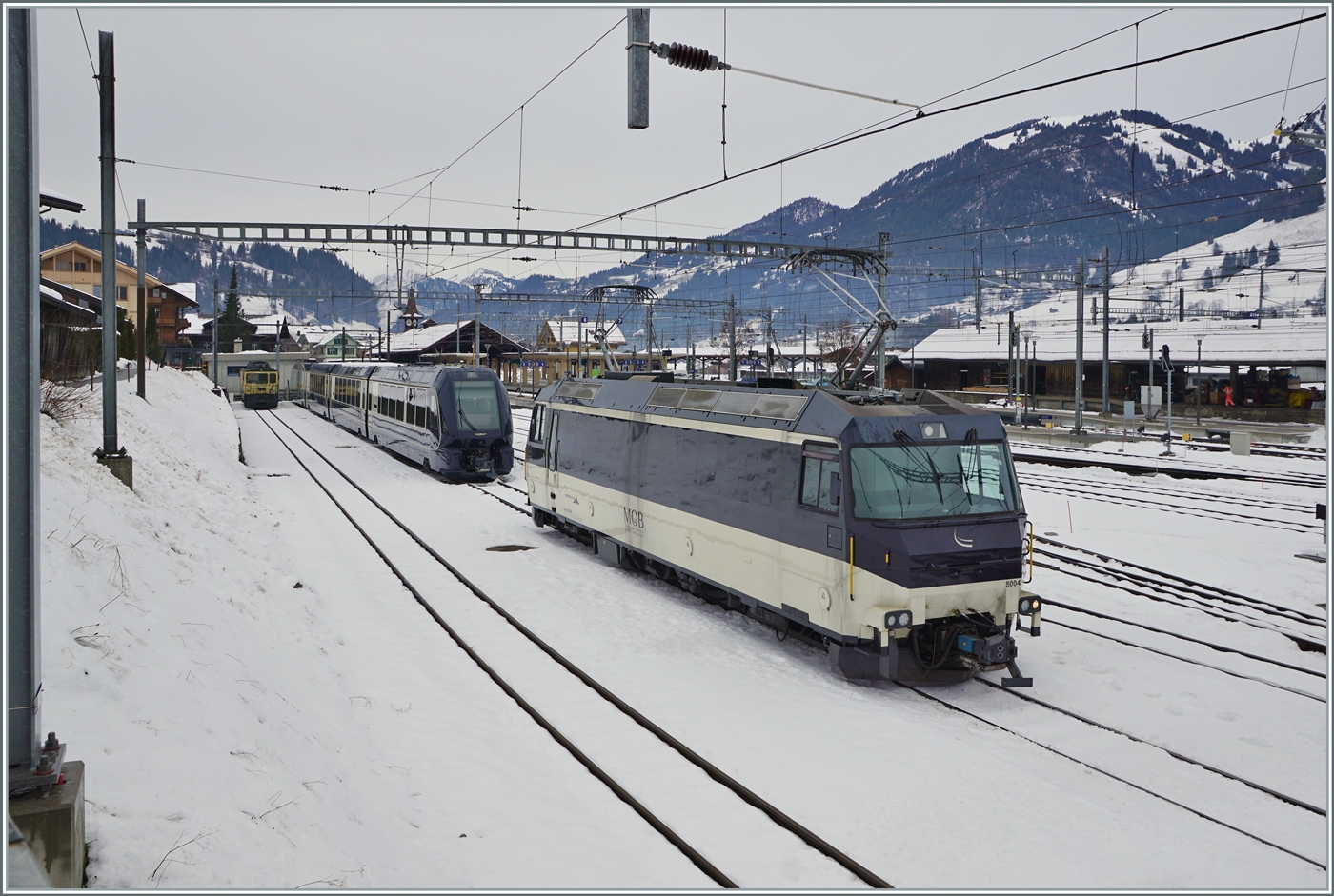 Die MOB Ge 4/4 8004 und ein abgestellter GPX in Zweisimmen. 

15. Dez. 2022