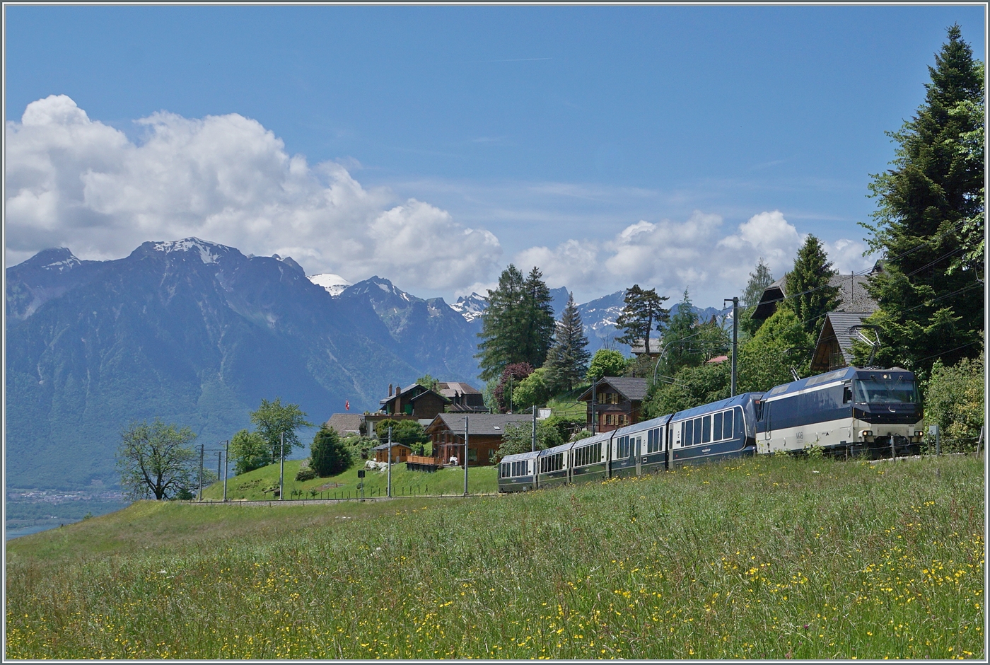 Die MOB Ge 4/4 8004 ist bei Les Avants mit dem GoldenPass Express GPX auf dem Weg von Montreux nach Interlaken Ost. 

28. Mai 2024