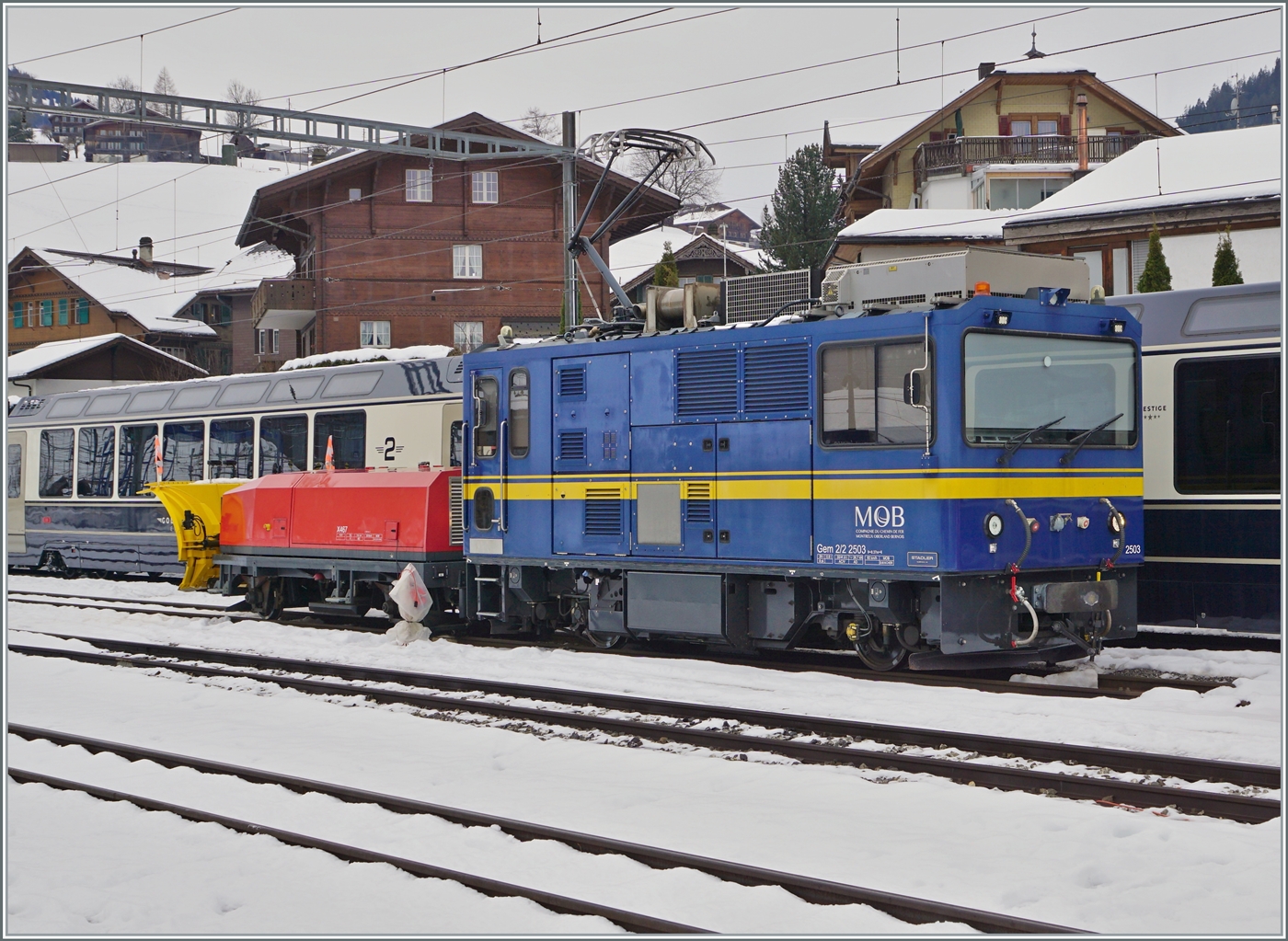 Die MOB Gem 2/2 N° 2503 mit einem Schneepflug in Zweisimmen. 

15. Dez. 2022