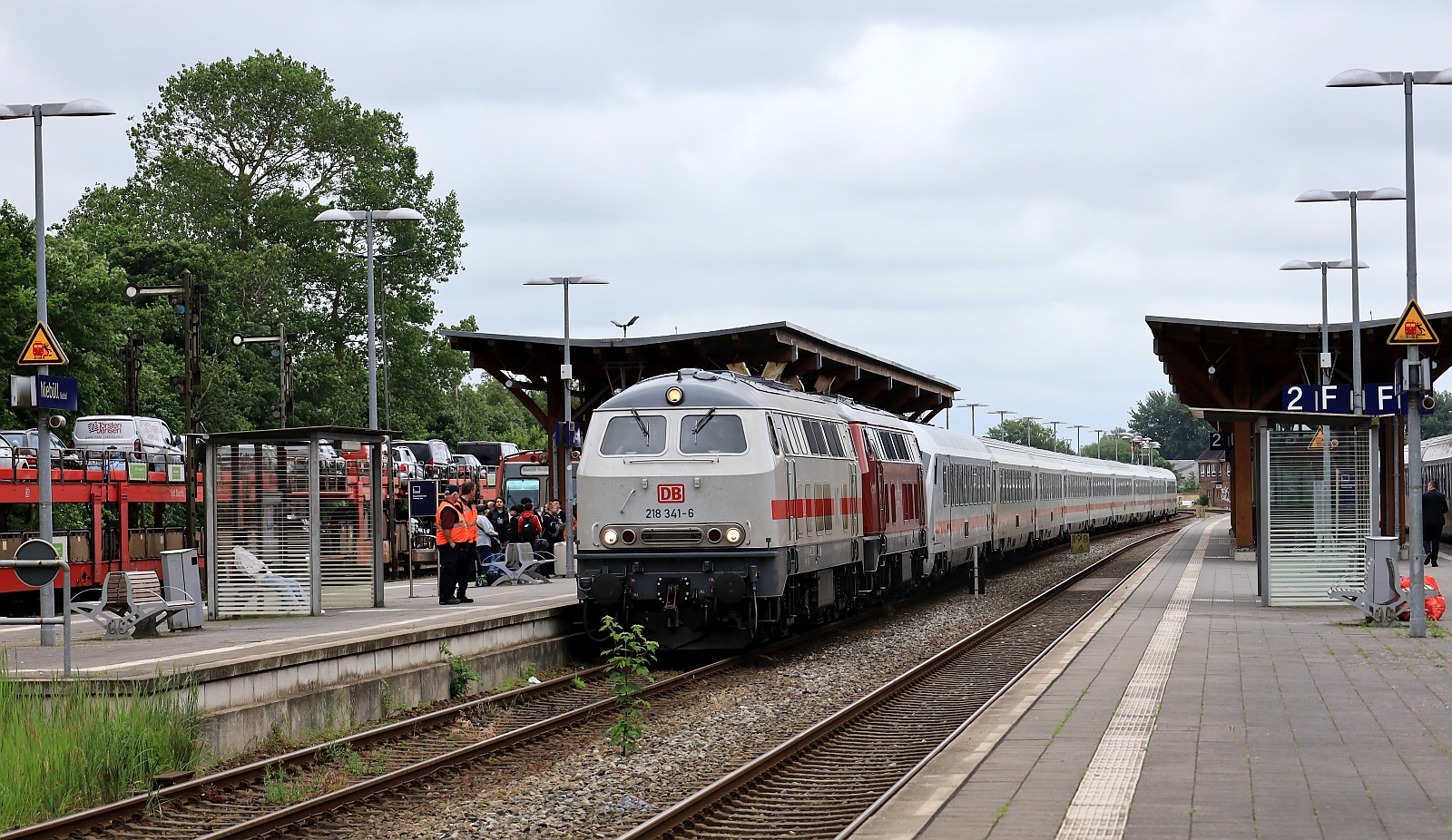 Die neuen  Stars  der Marschbahn...DB 218 341-6 und 218 838-1 mit IC 2074 nach Westerland, Einfahrt Niebll Bahnhof. 03.06.2024