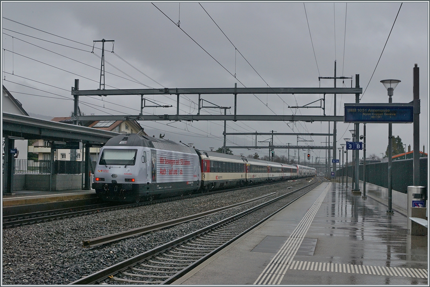 Die neuste SBB Werbelok: die Re 460 061 wirbt für den Aufzughersteller Schindler, der dieses Jahr sein 150 Jubiläum feiert. 

22. Feb. 2024