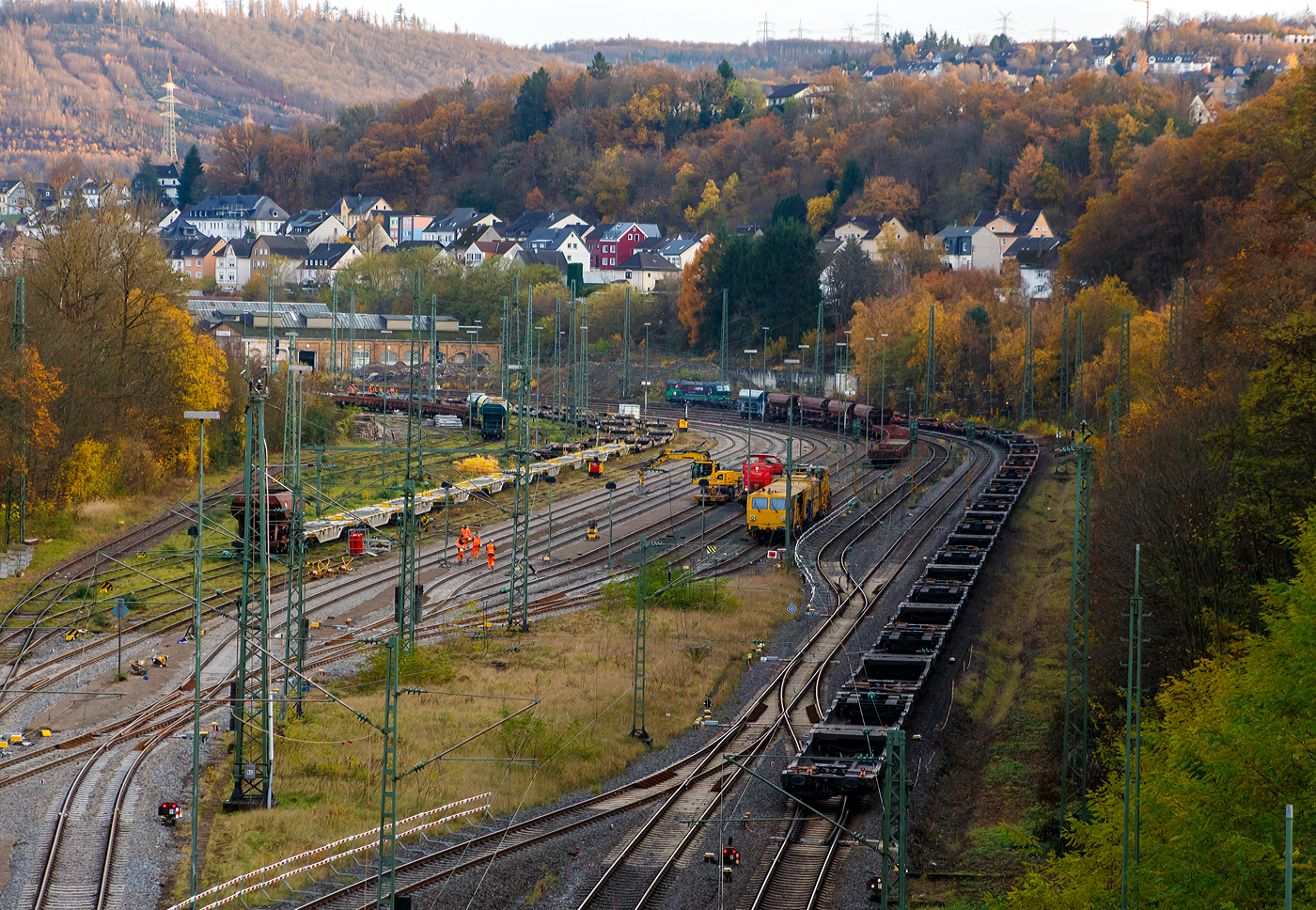 Die noch an die TXL - TX Logistik AG (Troisdorf) vermietete Siemens Vectron AC 193 203 (91 80 6193 203-7 D-ELOC) „HIDDEN CHAMPION“ (englisch für heimliche Gewinner oder unbekannte Weltmarktführer) der ELL Austria GmbH (European Locomotive Leasing, Wien), fährt am 13 November 2025 mit einem leeren Taschenwagenzug durch Betzdorf/Sieg in Richtung Siegen. Links im Rangierbahnhof werden Gleise erneuert.

Der Mieter TXL setzt nun auf eigene Vectron Loks, es wurden 40 modernen Vectron-Lokomotiven bei Siemens Mobility bestellt.

Die Siemens Vectron AC wurde 2014 von Siemens Mobility GmbH in München-Allach unter der Fabriknummer 21923 gebaut und an die der European Locomotive Leasing (Wien) geliefert. Diese Vectron Lokomotive ist als AC – Lokomotive (Wechselstrom Lok) in der Variante B01 mit 6.400 kW konzipiert und zugelassen für Deutschland und Österreich. So besitzt sie die Zugsicherungssysteme ETCS BaseLine 3, sowie für Deutschland PZB90 / LZB80 (CIR-ELKE I) und für Österreich (ETCS Level 1 mit Euroloop, ETCS Level 2, PZB90 / LZB80. 