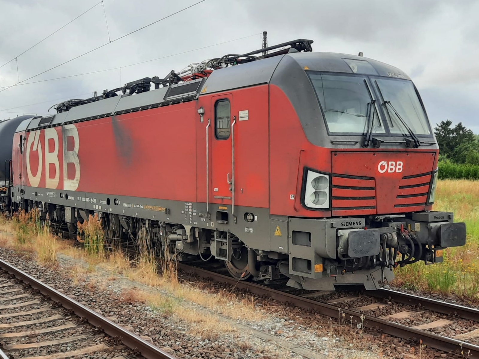 Die �BB 1293 007 pausierte am 07.07.2025 mit 3 Kesselwagen in Naumburg (S) Hbf.
