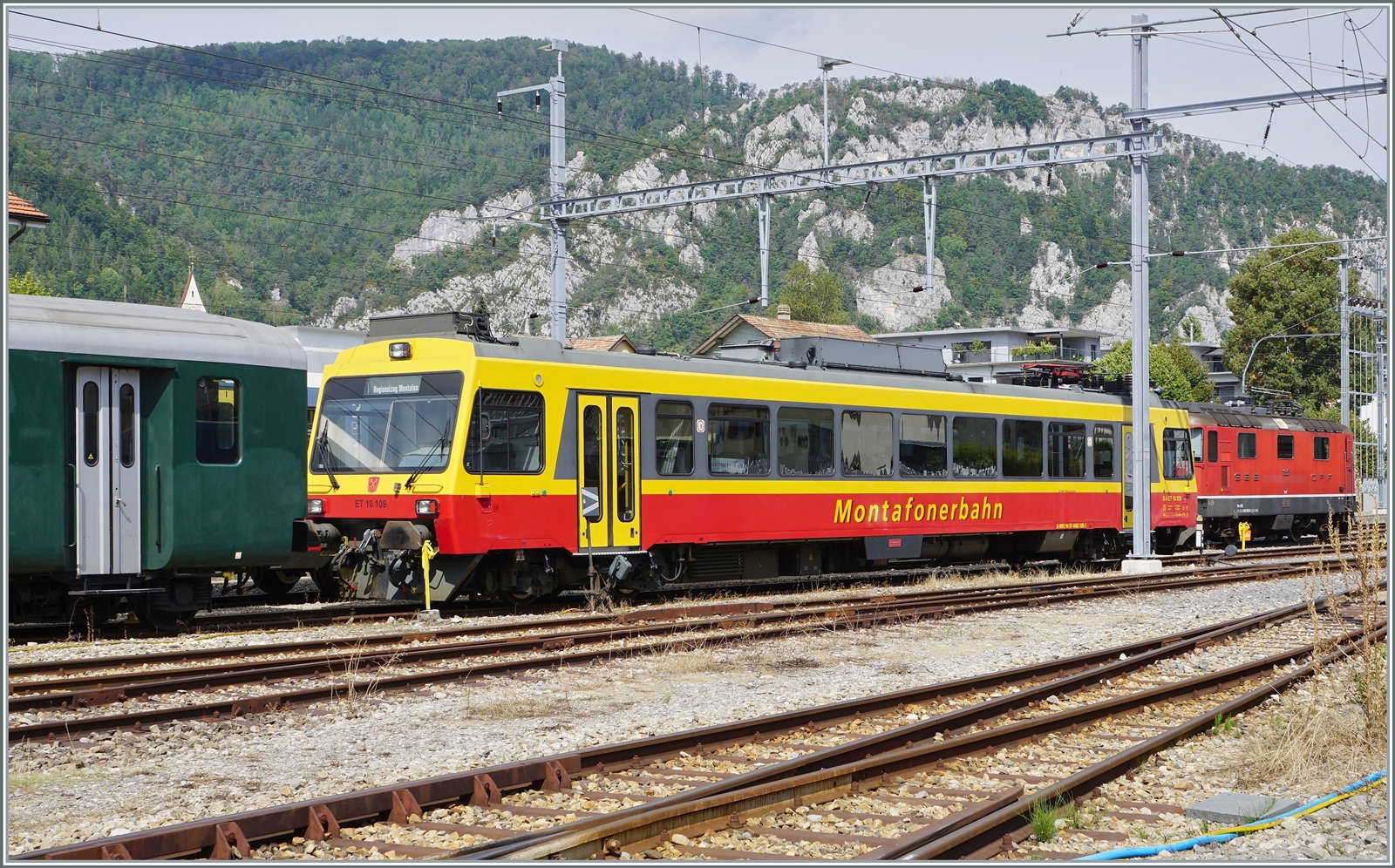 Die OeBB hat den Montafonerbahn ET 10.109 (und ET 10.110) erworben. Leider ist es nicht ganz einfach von dem zwischen zwei ÖBB Schlierenwagen und einer Re 4/4 II abgestellten Triebwagen  ein Bild zu machen. Wie zwischenzeitlich von Olli nachgeforscht wurde trug der Triebwagen die NVR-Nummer A-MBS 94 81 4482 109-3; wurde aber bereits umgezeichnet und trägt nun die Nummer 94 85 7 546 109-6 CH-OeBB. 

30. August 2022