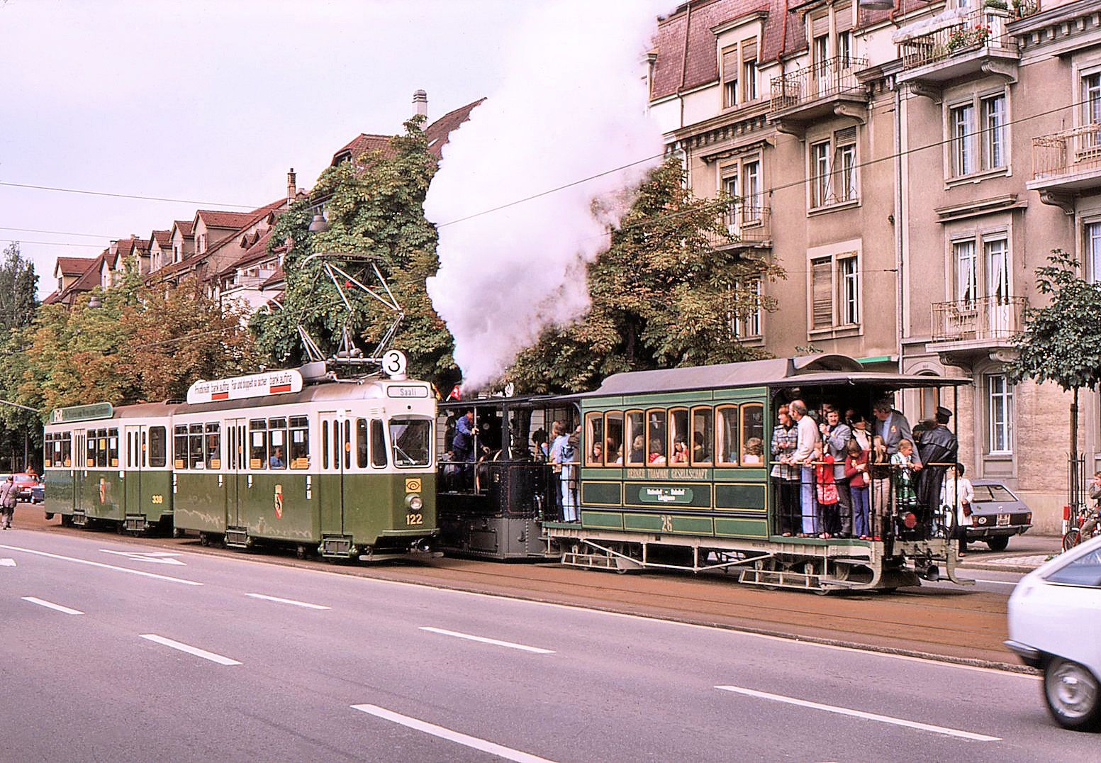 Die Personenwagen des Berner Dampftrams blieben als 301-309 bis Anfang der 1950er Jahre im Regeleinsatz und bildeten einen unentbehrlichen Bestandteil der Vierachsanhänger. Mitte 1950er Jahre kamen sie nur noch ausnahmsweise zum Einsatz, ein letztes Mal - so weit ich mich erinnere - 1958 im Supplementdienst. Im Bild der in den Originalzustand zurück versetzte Wagen 307 beim Burgernziel, 4.September 1976 