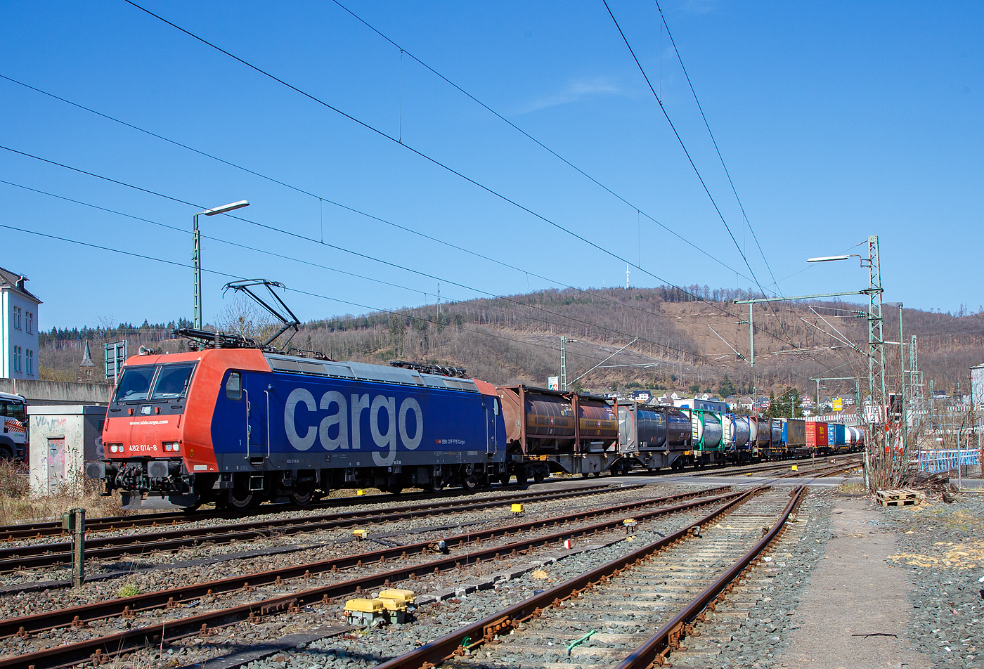 Die Re 482 014-8 (91 85 4482 014-8 CH-SBBC) der SBB Cargo AG fährt am 24.03.2021, mit einem HUPAC-KLV/Container-Zug durch Niederschelden in Richtung Köln.

Die TRAXX F140 AC1 wurde 2002 von Bombardier in Kassel unter der Fabriknummer 33539 gebaut und an die SBB Cargo AG geliefert. Sie hat die Zulassungen und Zugbeeinflussungssysteme für die Schweiz und Deutschland. Zurzeit ist sie an die SBB Cargo International AG vermietet.

Obwohl die Baureihe Re 482 der SBB Cargo grundsätzlich von der Baureihe 185 abgeleitet ist, gibt es doch kleine Unterschiede. Wie bei der deutschen Baureihe 185 handelt es sich bei der Re 482 um eine Zweisystemlokomotive für 15 kV, 16 2/3 Hz und 25 kV, 50 Hz. Zugelassen sind die Lokomotiven für das deutsche und Schweizer Bahnnetz. Im Gegensatz zu den Loks der Baureihe 185, die ab Werk erst ab etwa 185 050 mit einer Leistung von 5.600 kW ausgeliefert wurden, kamen die Loks der Bauart Re 482 bereits mit der erhöhten Leistung zur SBB Cargo.

Weiterhin verfügen alle Re 482 über vier Stromabnehmer, von denen jeweils zwei für die deutsche und zwei für die schweizerische Oberleitung ausgelegt sind. Im Bereich der Sicherungstechnik verfügen die Loks über die deutschen Systeme Indusi, LZB 80 und PZB 90 und die Schweizer Systeme Signum und ZUB 262. Zusätzlich sind im Lokkasten Kameras eingebaut, die Rückspiegel ersetzen sollen. 
Jedoch wurden die Loks 482 010 bis 482 014 (wie diese hier) ohne  Schweizpaket  ausgeliefert und waren erst nur für Deutschland zugelassen. Bei diesen Loks fehlten die Stromabnehmer mit Schweizer Schleifstück, das Sicherungssystem Integra und die bereits erwähnten Kameras. Diese fünf Loks wurden aber alle Ende 2003 auf das  Schweizpaket  umgebaut.

Mit der zweiten Bauserie der Re 482, die ab 482 035 gab es einige Veränderungen an der Lok. Zudem sind diese nun TRAXX F140 AC2. Der gesamte Lokkasten wurde neu gestaltet und auf sein Crashverhalten optimiert. Ebenso erhielten die Fahrzeuge nun neue Puffer, die wiederum mit dämpfenden Elementen verschraubt sind.

Auf Anhieb sichtbar sind die Unterschiede zwischen der ersten und der zweiten Baureihe: Bei der zweiten Bauserie (TRAXX F140 AC2) ist der Übergang zwischen der Dach- und der Stirnfläche wesentlich stärker geknickt als vorher. Weiterhin sind die bisher auf verschiedenen Ebenen angebrachten Griffstangen an der Lokfront bei der zweiten Baureihe nun auf gleiche Höhe direkt unter die Führerstandsfenster gerückt. Unter den Stirnfenstern befindet sich nun eine Klappe, in der die Klimageräte für den Führerstand untergebracht sind. Zudem verfügen einige Re 482 der zweiten Serie (TRAXX F140 AC2) teilweise über Zulassungen für Österreich. 

TECHNISCHE DATEN:
Spurweite: 1.435 mm (Normalspur)
Achsfolge: Bo'Bo'
Dienstgewicht: 85 t
Länge über Puffer: 18.900 mm
Drehzapfenabstand: 10.440 mm
Dauerleistung: 5.600 kW
Höchstgeschwindigkeit: 140 km/h
Fahrleitungsspannung:15000 V, 16.7 Hz ~
Zulassungen: CH / D (Zweite Serie teilweise auch A)