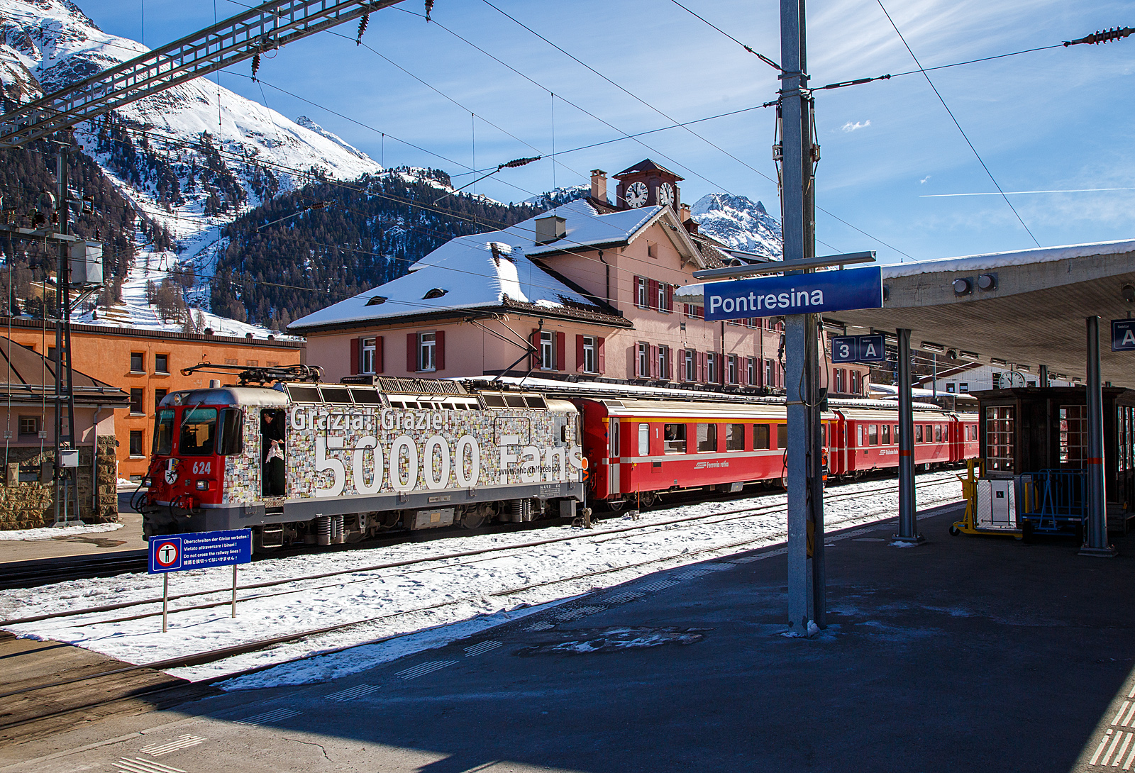 Die RhB Ge 4/4 II – 624 „Celerina/Schlarigna“ (seit 2014 mit Dank an die ber 50.000 Fans auf Facebook, ich gehre nun auch dazu) mit einem RhB Regio der Engadinerlinie (Pontresina - Sagliains - Scuol-Tarasp) am 20 Februar 2017 im Bahnhof Pontresina.