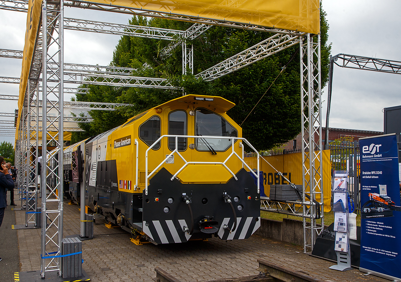 Die Robel Bahnbaumaschinen GmbH aus Freilassing (gehrt zu Plasser & Theurer) prsentierte auf der 28. Internationale Ausstellung Fahrwegtechnik (iaf) in Mnster (hier am 31.05.2022) das dreiteilige Schienenbearbeitungssystem ROMILL Urban 3 E fr die Plasser American Corporation (PAC) mit Sitz in Chesapeake, Virginia. Die Lieferung soll im Sommer 2022 erfolgen. Das Schienenbearbeitungssystem ROMILL Urban E ist ein gemeinsames Projekt von Robel, Schweerbau International GmbH & Co.KG (SBI) und Vogel & Pltscher GmbH & Co.KG, es ist die weltweit erste Hybrid-Frsmaschine von Robel. Die Firmen Schweerbau und SBI gehren auch zur Robel Holding GmbH, ex Deutsche Plasser Holding GmbH.

Fahrzeugdesign, Antriebs -und Frstechnologien der Romill Urban E wurden von SBI speziell fr die U-Bahn Instandhaltung entwickelt. Die drei Einheiten sind fr sehr kleine Lichtraumprofile, beispielsweise die der London Underground, ausgelegt und knnen somit in beinahe allen nordamerikanischen Tunneln eingesetzt werden. Der Hybrid-Antrieb, eine Kombination aus Batteriespeicher und Range-Extender ber einen abgasreduzierten Dieselmotor, ermglicht emissionsfreie Schienenbearbeitung. Der Hybridantrieb ermglicht mit seiner Hochleistungsbatterie bis zu 3 Stunden emissionsfreien Betrieb (kein CO, CO2 oder NOx etc.). Darber hinaus fungiert der integrierte Tier-4-F-Dieselmotor als Range Extender und bietet Schnellladefhigkeiten.

Romill Urban E ist mit einer neuen, rein elektrischen Frstechnologie ausgestattet, die erstmals auch die Bearbeitung von Gleisen mit geringer Gleislagequalitt erlaubt. Die Reprofilierung der Schiene erfolgt staub- und funkenfrei mit vollstndigem Recycling der Spne. Zur Erzeugung einer lrmoptimierten Schienenlaufflche kommt zustzlich ein Hochgeschwindigkeits-Polierprozess zur Anwendung. Das revolutionre neue Schneidkopfdesign fhrt zu einer lngeren Werkzeuglebensdauer und ermglicht erweiterte Einsatzmglichkeiten ohne Werkzeugwechsel. Die Maschine ist mit modernster Messtechnik ausgestattet, darunter Metallabtrag, Querprofil, Lngsprofil und Wirbelstromsystem. Durch die modulare Konfiguration ist zur Leistungssteigerung 4-teilige Einheit mglich.

Durch das kompakte Layout der Frsmaschine passt sie die engsten U-Bahn-Tunnel. Sein ergonomisches dreiteiliges Maschinendesign ermglicht eine schnelle De-/Remontage und einen einfachen LKW-Transport zwischen den Einsatzorten.

TECHNISCHE DATEN:
Fahrzeuglnge: 23.000 mm
Breite: 2.350 mm
Hhe: 2.850 mm
Anzahl der Achsen: 6 (3 Wagen mit je 2 Achen)
Gewicht: 77,5 t
Max. Achslast: 13,3 t
Hchstgeschwindigkeit bei Eigenfahrt: 60 km/h (37 mph)
Min. Kurvenradius im Fahrbetrieb: R 30 m (164 ft)
Min. Kurvenradius im Arbeitsbetrieb: R 50 m (99 ft)
Minimalradien fr Bearbeitung: 50 m
Minimalradien fr Fahrten: 50 m
Hauptmotor :Diesel eu stage V
Optionaler Antrieb: Akku
Vorschub: 300 – 1200 m/h
Abtrag je berfahrt: 0,1 – 1,5 mm

Quellen: Robel, Plasser American