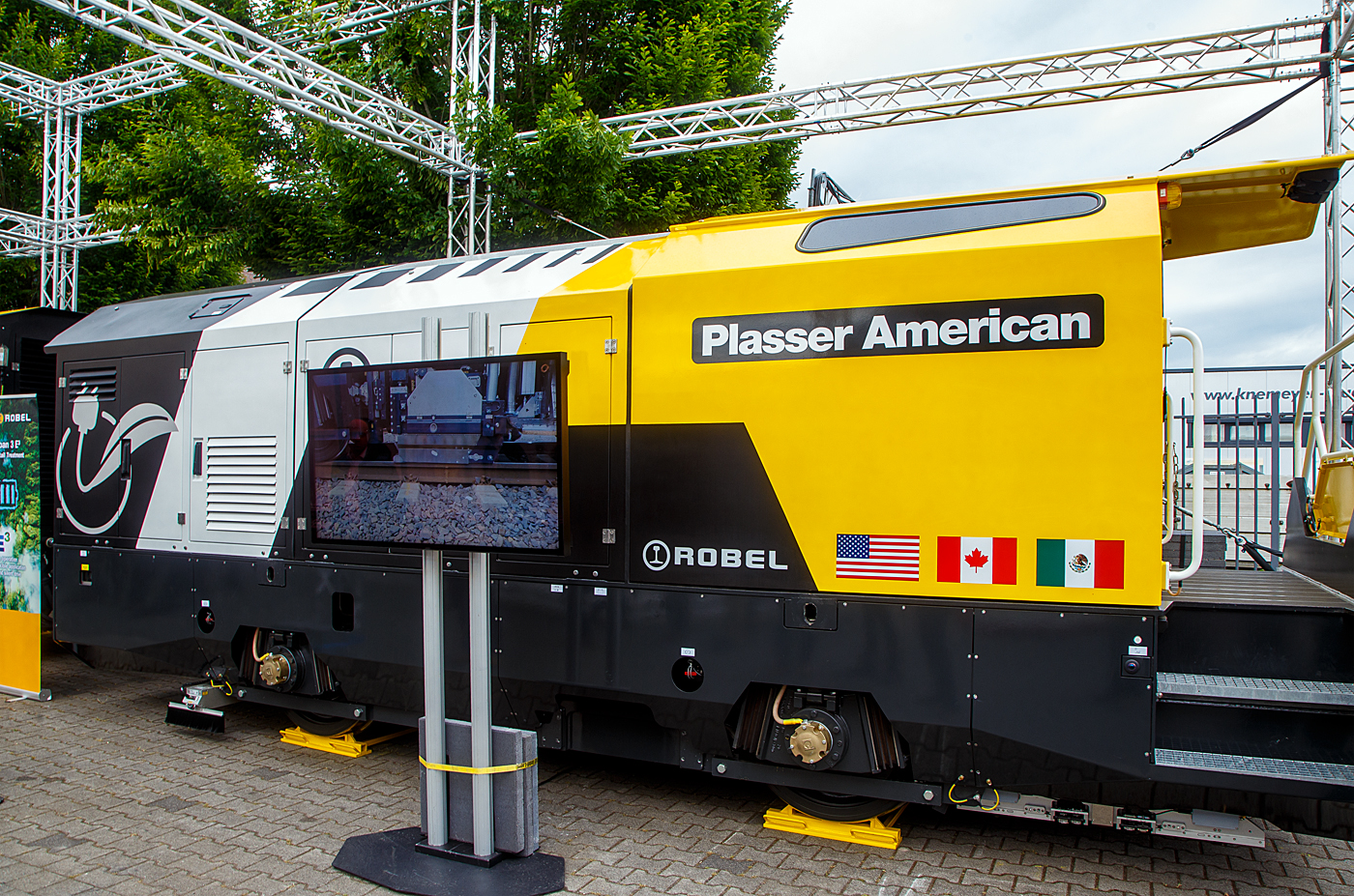 Die Robel Bahnbaumaschinen GmbH (Robel) prsentiert auf der 28. Internationale Ausstellung Fahrwegtechnik 2022 (iaf) in Mnster (hier am 31.05.2022) das dreiteilige Schienenbearbeitungssystem ROMILL Urban 3 E fr die Plasser American Corporation (PAC) mit Sitz in Chesapeake, Virginia. Die Lieferung soll im Sommer 2022 erfolgen. Das Schienenbearbeitungssystem ROMILL Urban E ist ein gemeinsames Projekt von Robel, Schweerbau International GmbH & Co.KG (SBI) und Vogel & Pltscher GmbH & Co.KG, es ist die weltweit erste Hybrid-Frsmaschine von Robel.

Hier das fhrende 1. Wagenteil (Segment) mit dem Fhrerstand und der Bedienkabine.
