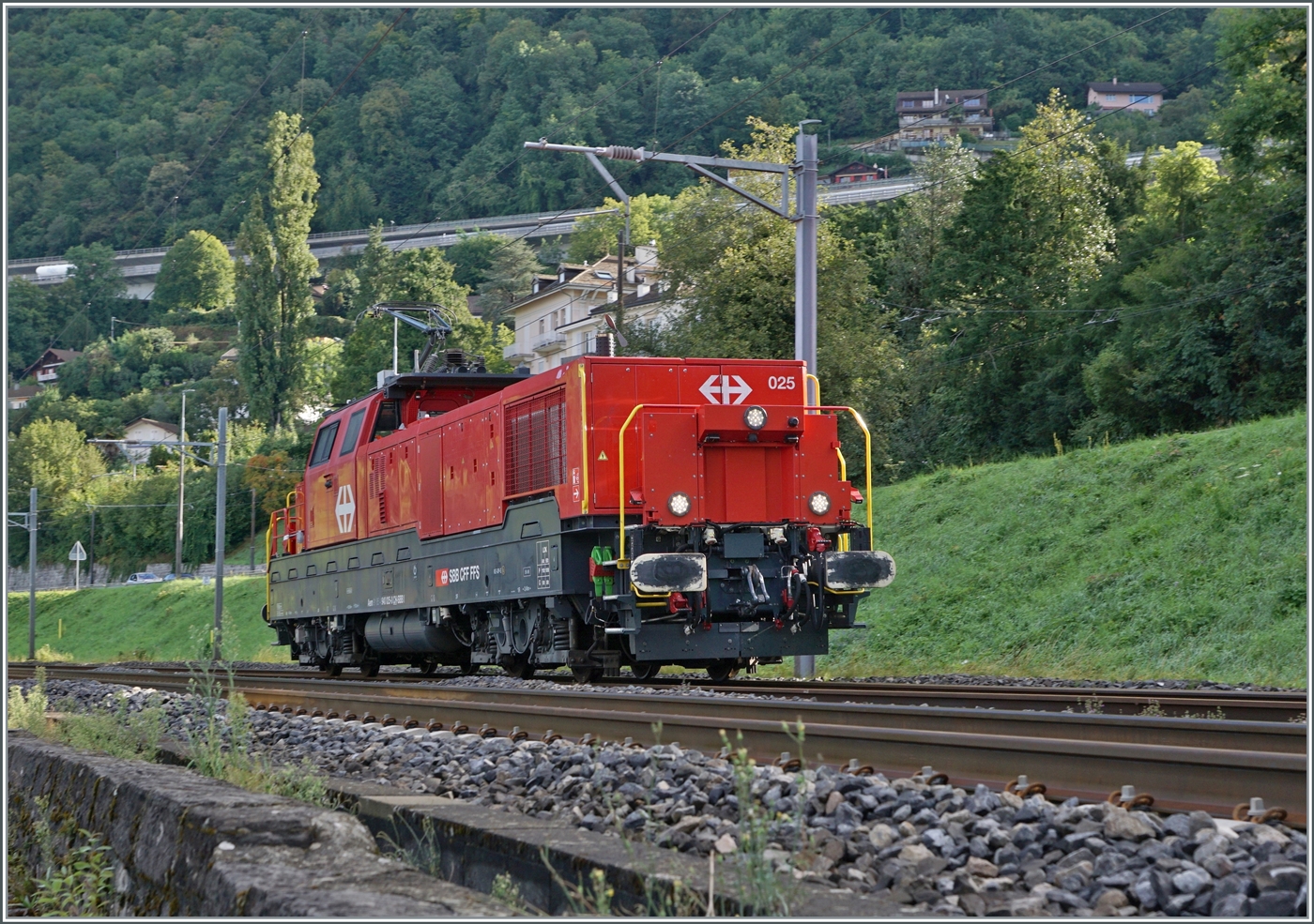 Die SBB Aem 940 025 ist bei Villeneuve auf dem Weg in Richtung Wallis. 

6. Sept. 2024
 