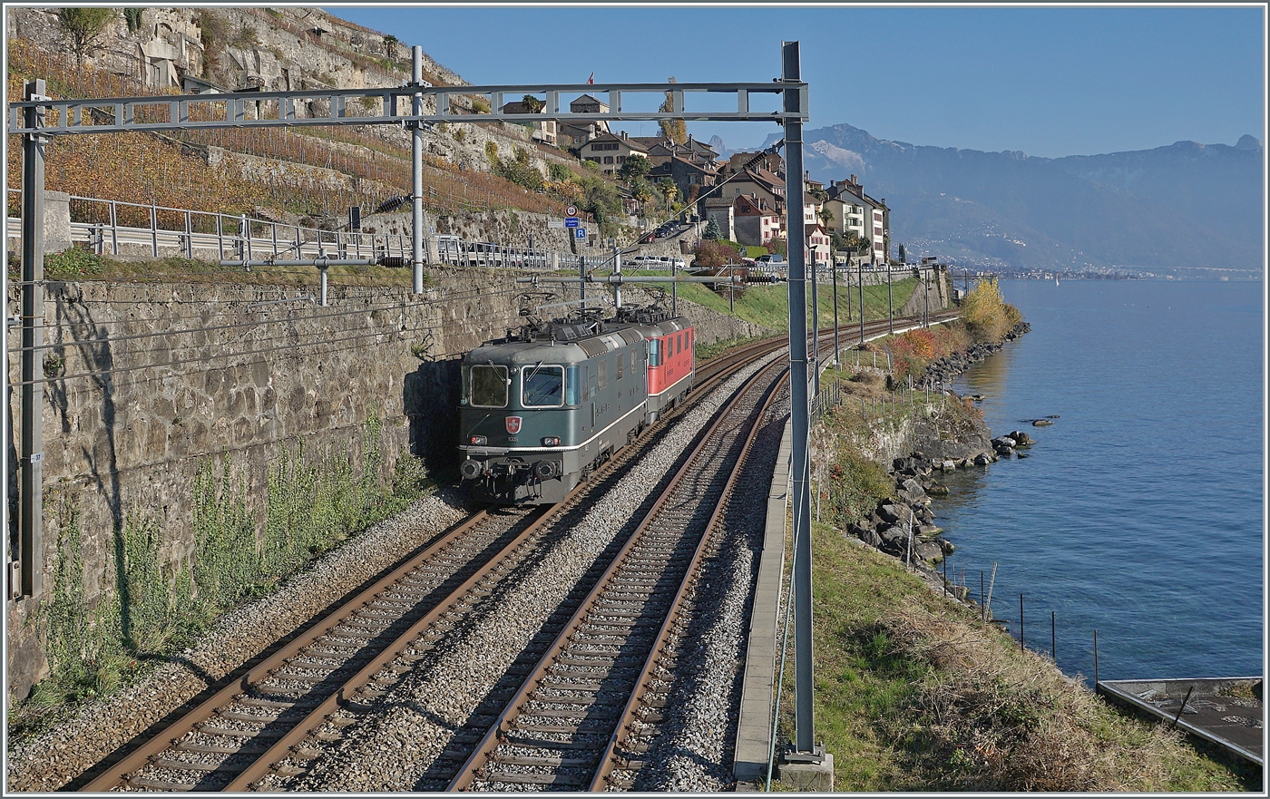 Die SBB Cargo Re 4/4 II 11335 und Re 420 348-8 sind bei St-Saphorin als Lokzug auf dem Weg in Richtung Villeneuve. 

15. Nov. 2024