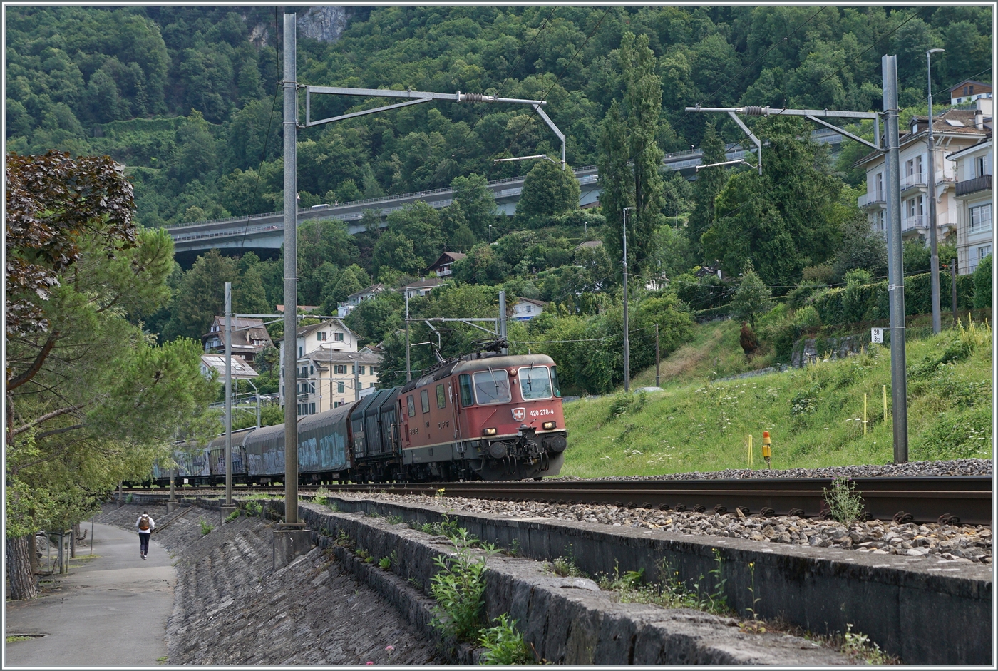 Die SBB Re 4/4 II 11278 (Re 420 278-4) ist mit einem Güterzug bei Villeneuve unterwegs. 

15. Juli 2024