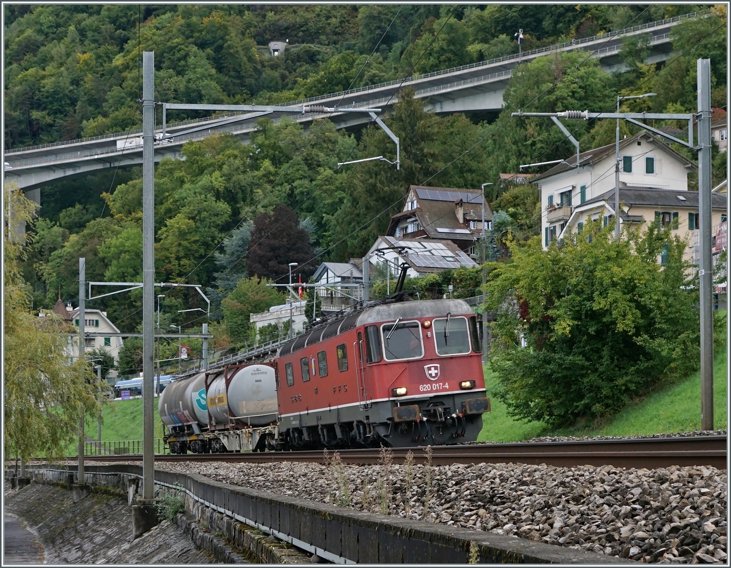 Die SBB Re 620 017-4 ist mit einem  Mini -Gterzug bei Villeneue unterwegs. 

30.09.2022 