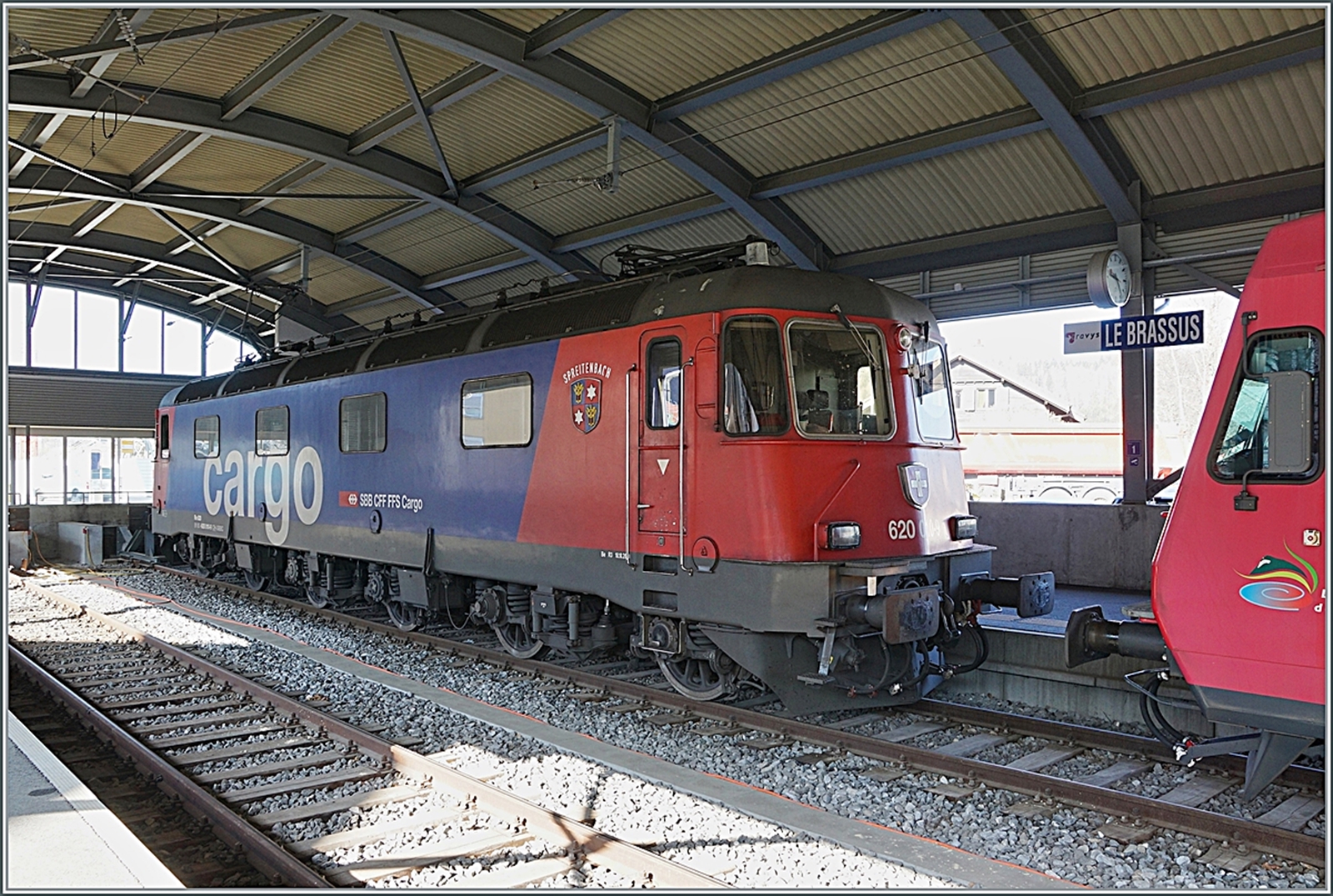 Die SBB Re 6/6 11610 (Re 620 010-9)  Spreitenbach hat den aus Fans-u Wagen bestehenden Gterzug 69701 von Lausanne-Triage nach Le Brassus gebracht und wartet und im Bahnhof von le Brassus auf die Rckleistung am Nachmittag.

24. Mrz 2022