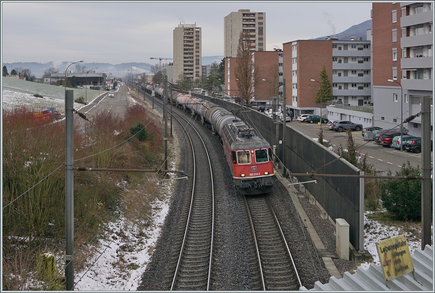 Die SBB Re 6/6 11618 (Re 620 018-2)  Dübendorf  ist zwischen Lengnau und Grenchen Süd mit einem Kesselwagenzug unterwegs. 

13. Jan. 2026