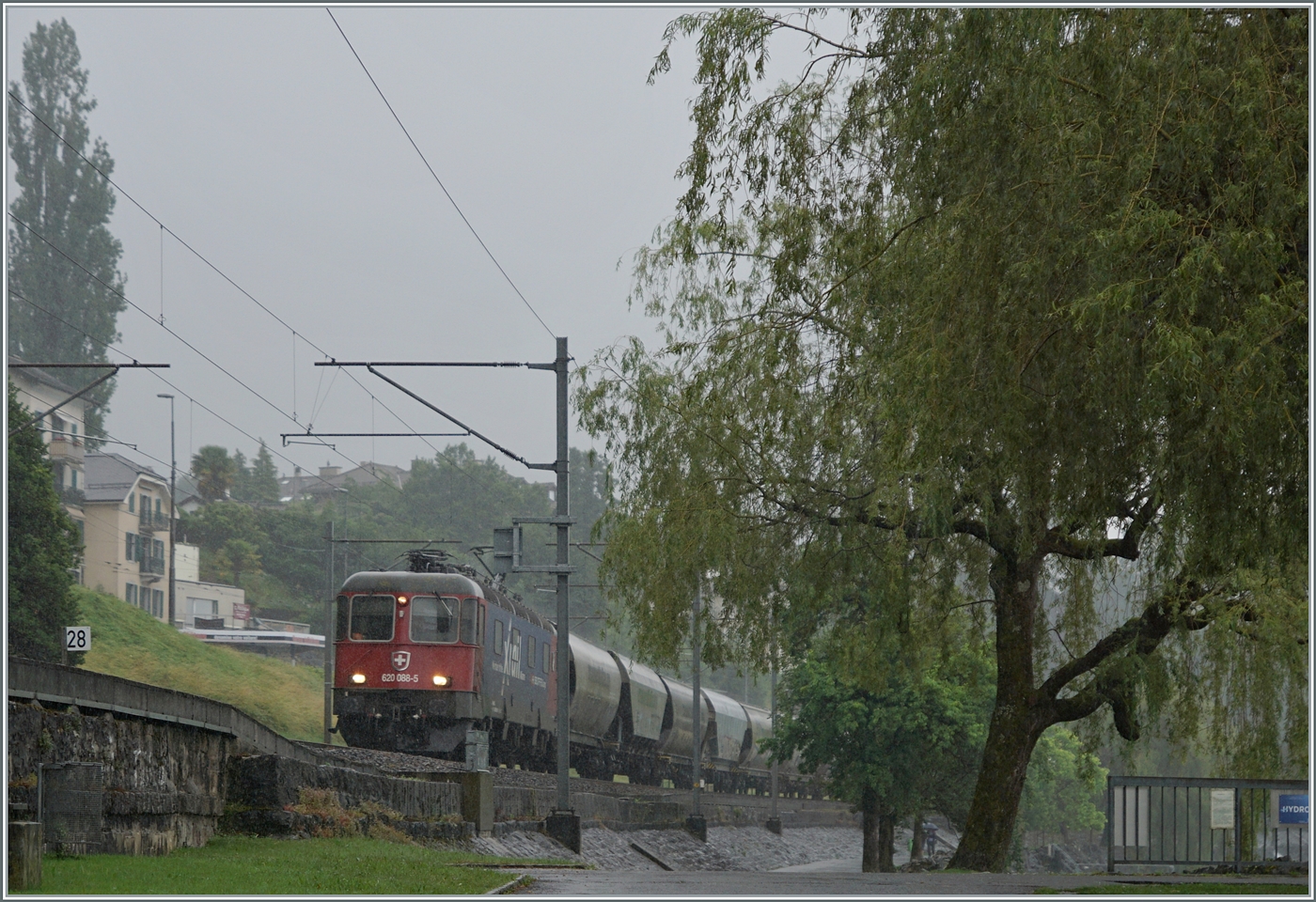 Die SBB X-Rail Re 6/6 11688 (Re 620 088-5 / UIC Nummer Re 620  91 85 4620 088-5 CH-SBBC)  Linthal  ist mit dem  Spaghetti-Zug 47632 von Torino Orbassano (It) nach Perigny (F) kurz nach Villeneuve unterwegs. Die SBB Lok hat den Zug in Domo II übernommen und wird ihn in Vallorbe an die SNCF übergeben.

22. Juni 2024