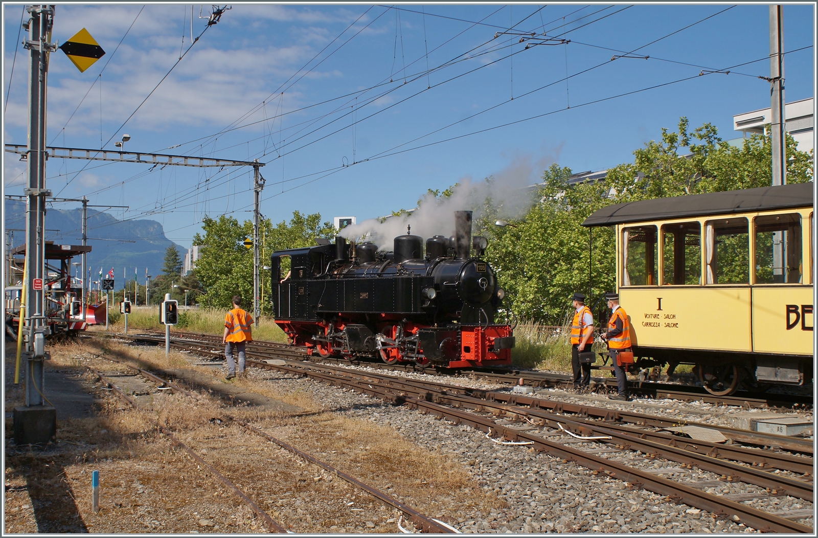 Die SEG G 2x 2/2 105 der Blonay-Chamby Bahn manöveariert in Vevey ihren Riviera Belle Epoque Zug für die Fahrt nach Chaulin. 

29. Mai 2022