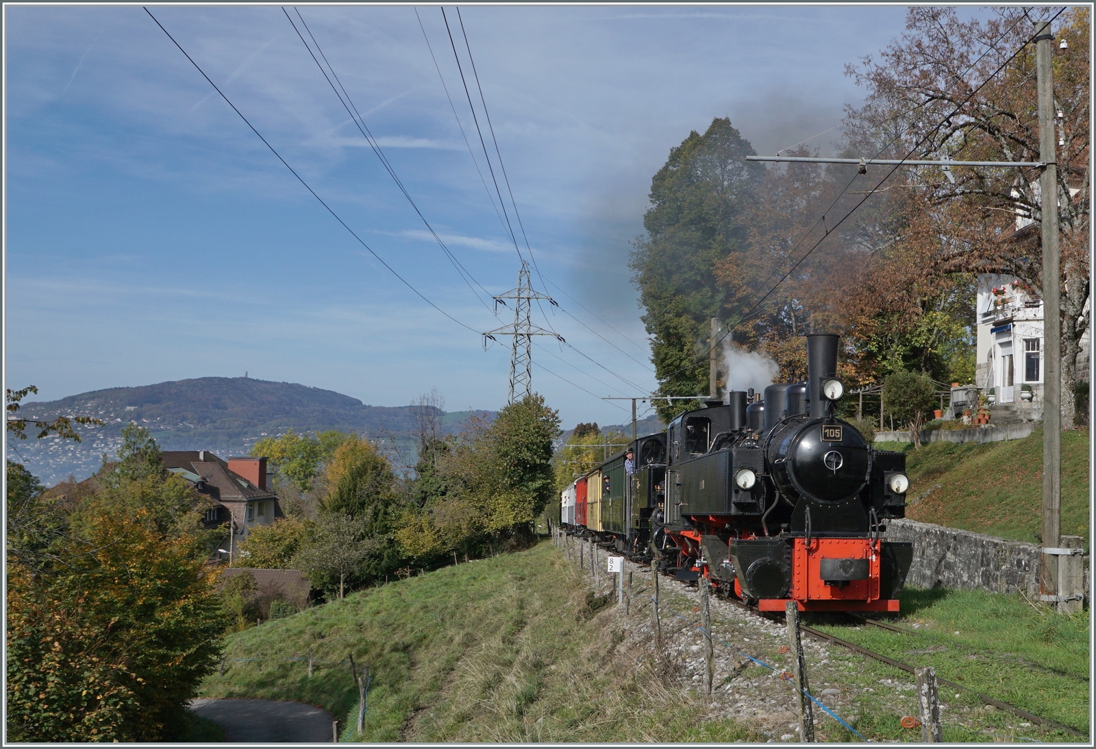 Die SEG G 2x 2/2 105 und BFD HG 3/4 N° 3 beide bei der Blonay-Chamby Bahn sind bei Chaulin auf dem Weg nach Chamby- 

30.10.2022