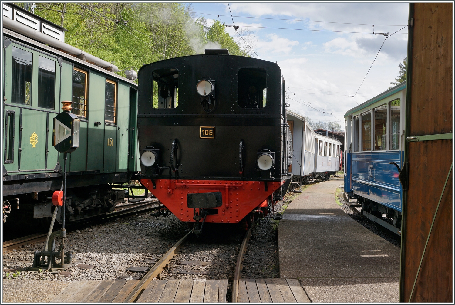 Die SEG G 2x 2/2 105 der Blonay Chamby Bahn wartet mit ihrem Dampfzug nach Blonay in Chaulin auf die Abfahrt.

5. Mai 2024